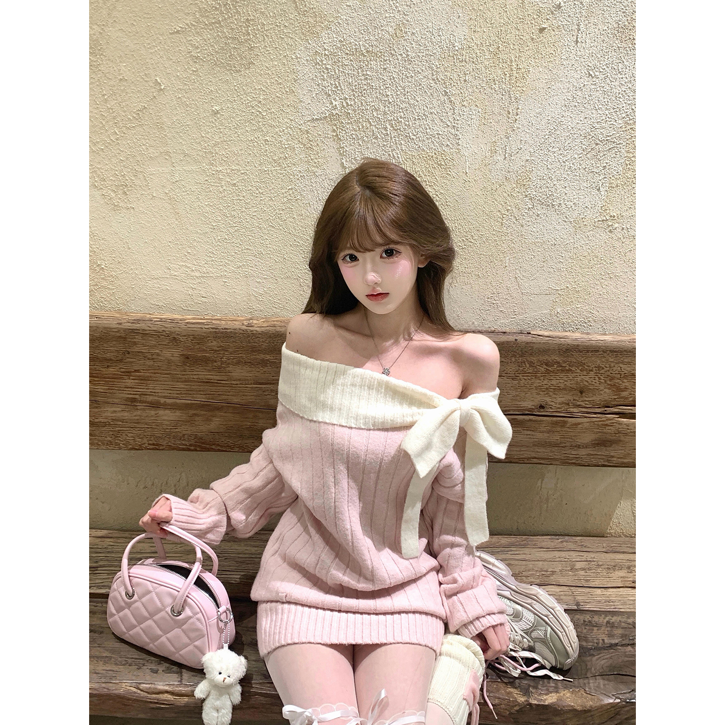 粉色少女感一字肩针织连衣裙女冬季新款氛围感修身显瘦包臀短裙子