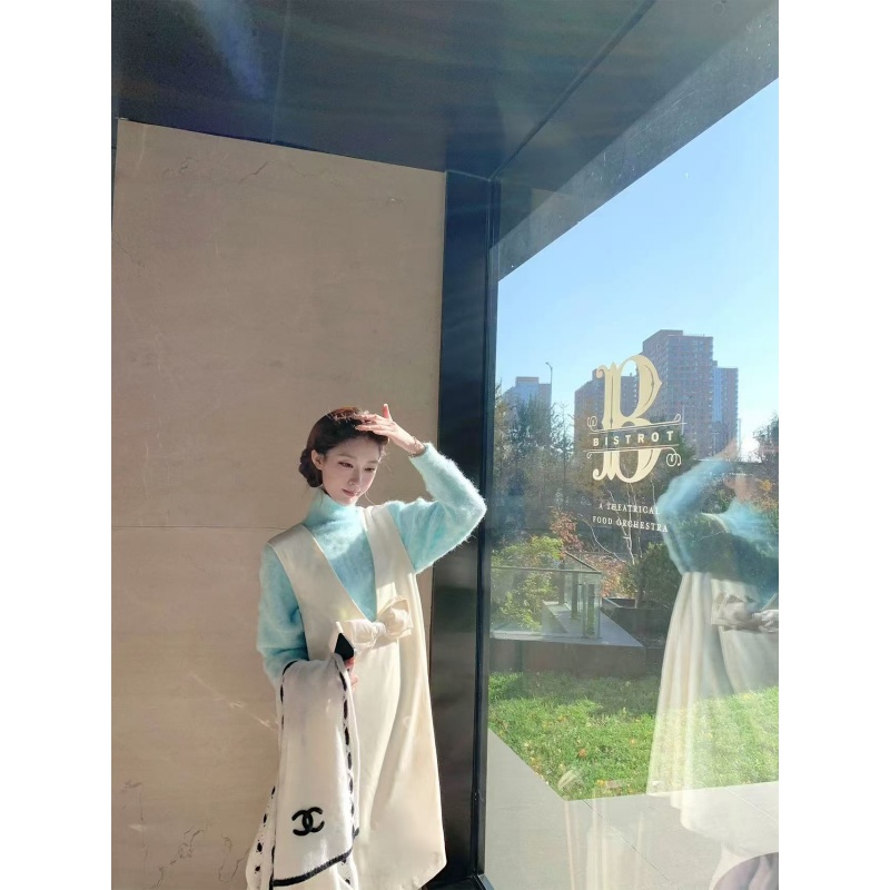 韩系温柔风穿搭蓝色针织衫半高领上衣奶白色毛呢无袖背心连衣裙女