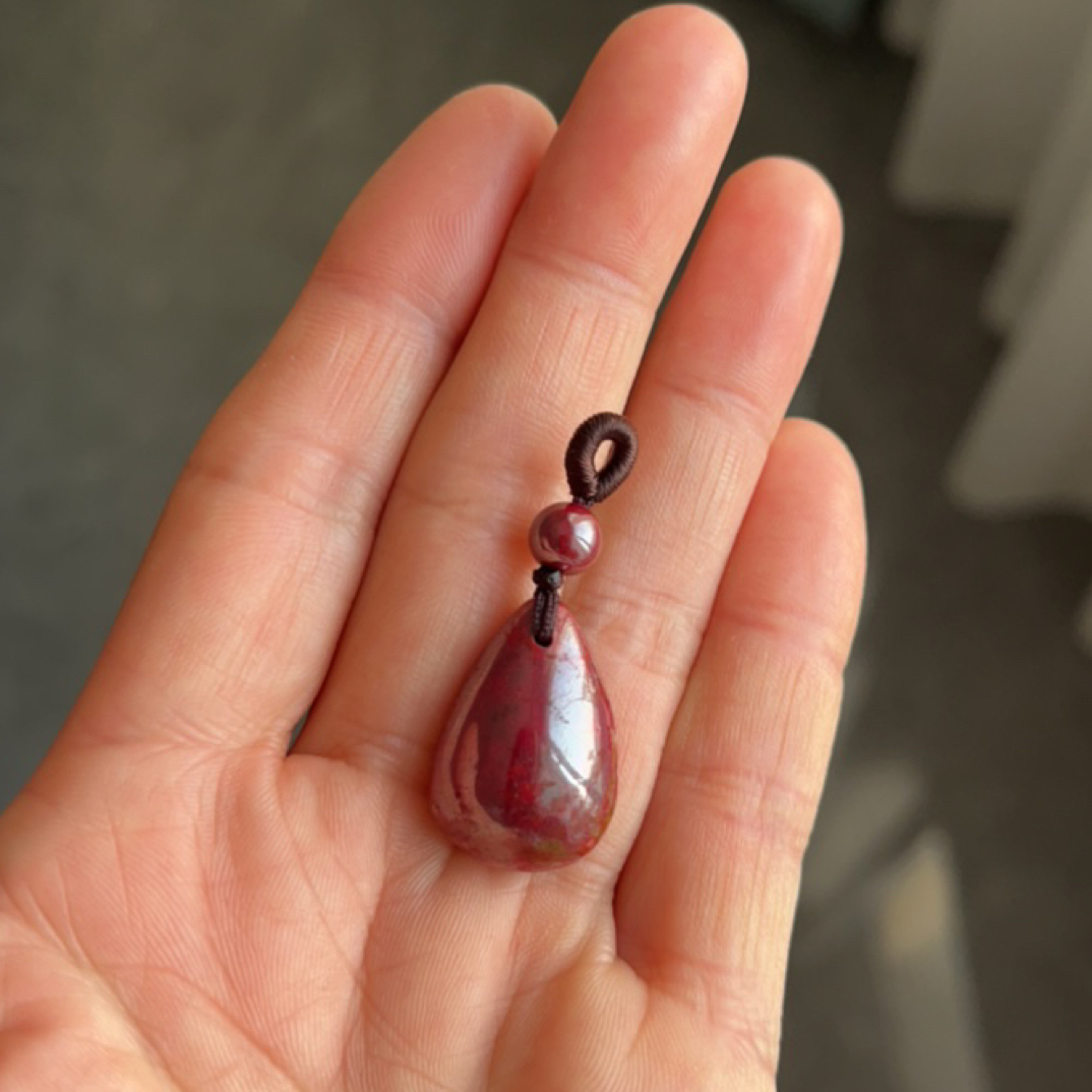 天然辰砂天然朱砂原矿原切水滴吊坠9.2克