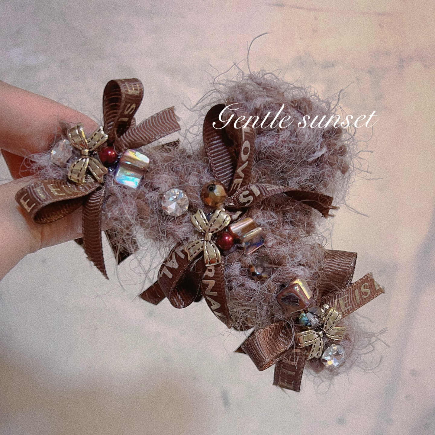 原创甜美毛毛抓夹可爱蝴蝶结毛绒女鲨鱼夹显发量后脑勺盘发抓头饰