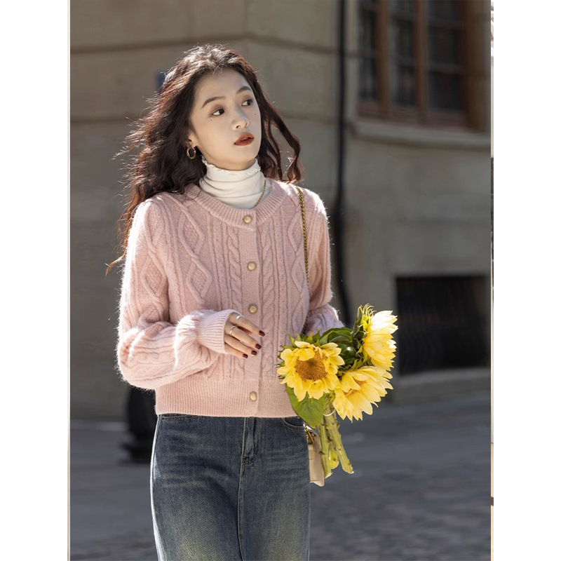 温柔慵懒风短款麻花圆领长袖毛衣女2024早秋新款外穿针织开衫外套