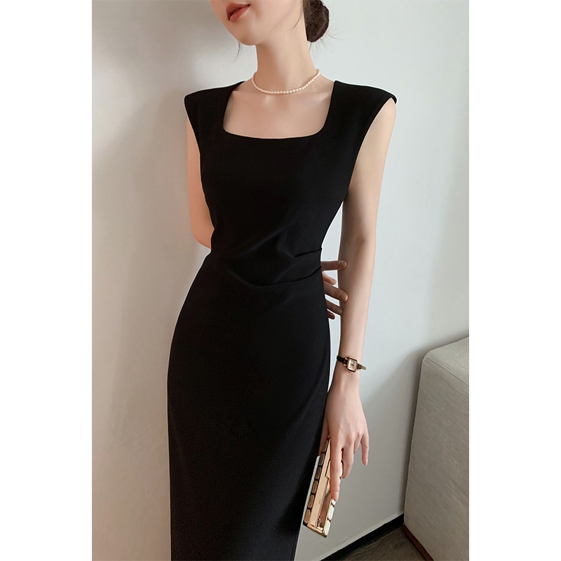 黑色赫本风方领无袖褶皱收腰连衣裙女2025夏季气质包臀长款小黑裙