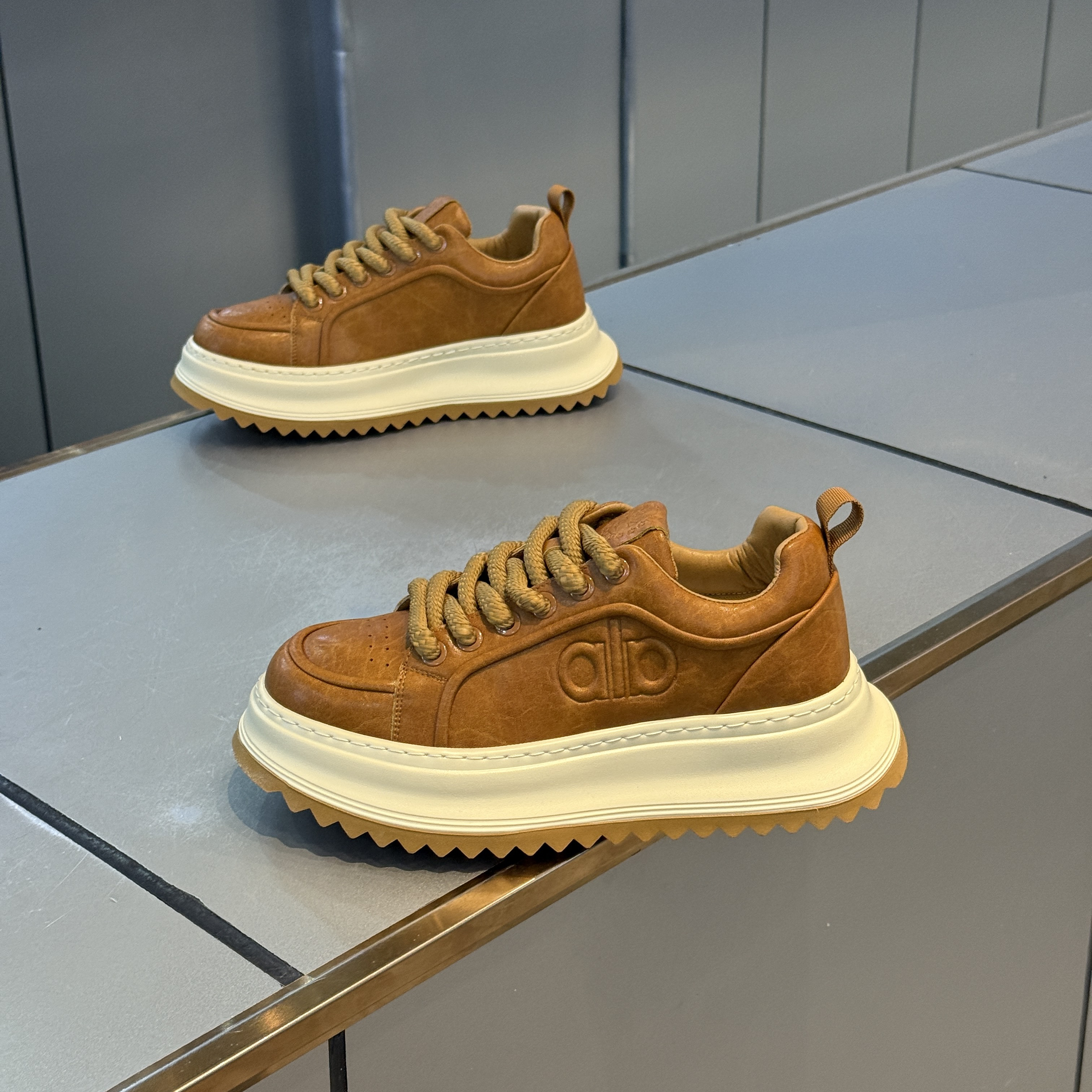 欧洲站男鞋2025年秋季新款厚底时尚休闲鞋简约纯皮透气百搭增高鞋