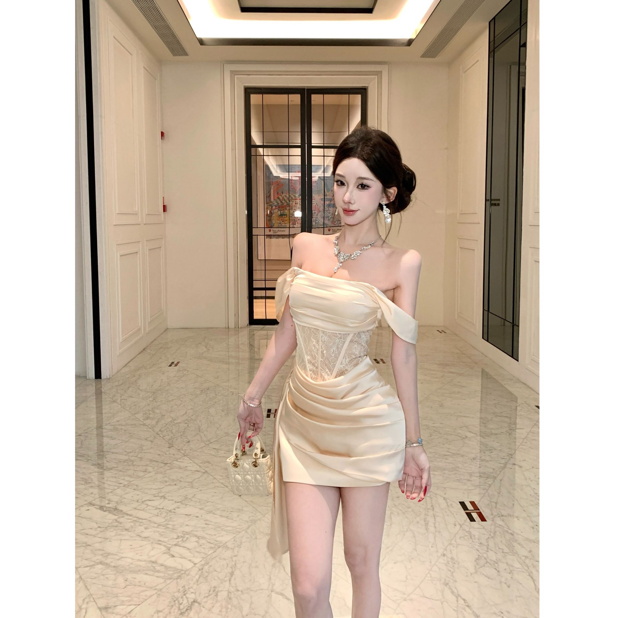 法式气质女神2026春季新款性感一字肩抹胸蕾丝拼接晚礼服连衣裙子