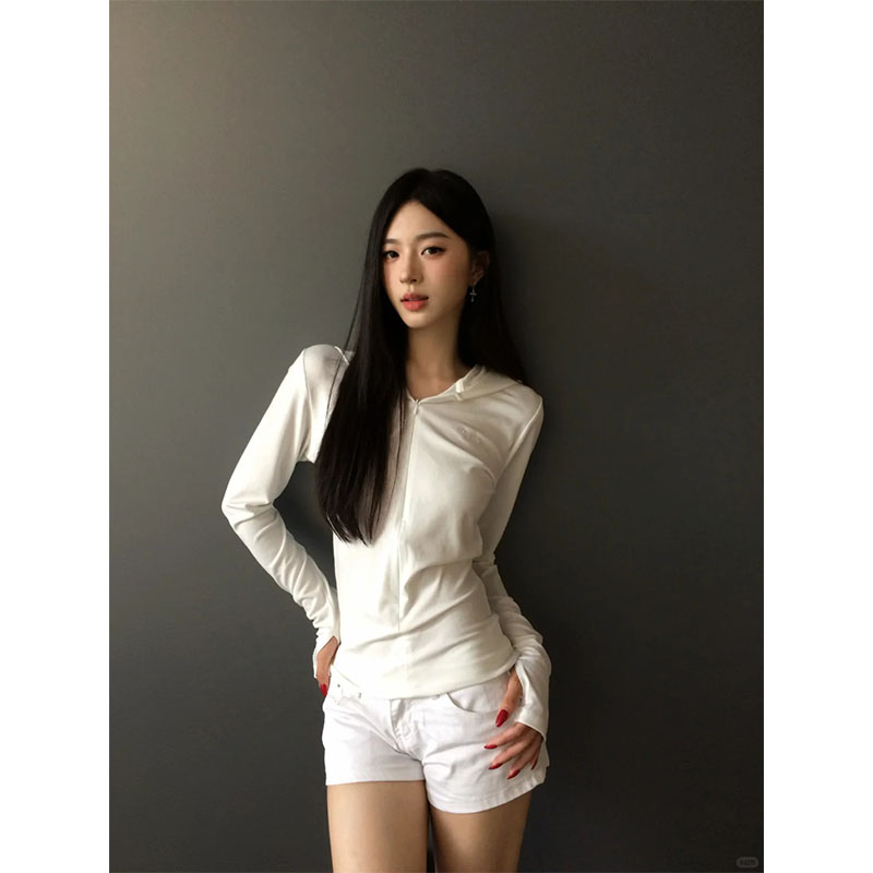 简约时尚休闲百搭高级感白色长袖连帽上衣高腰修身显瘦短裤套装女