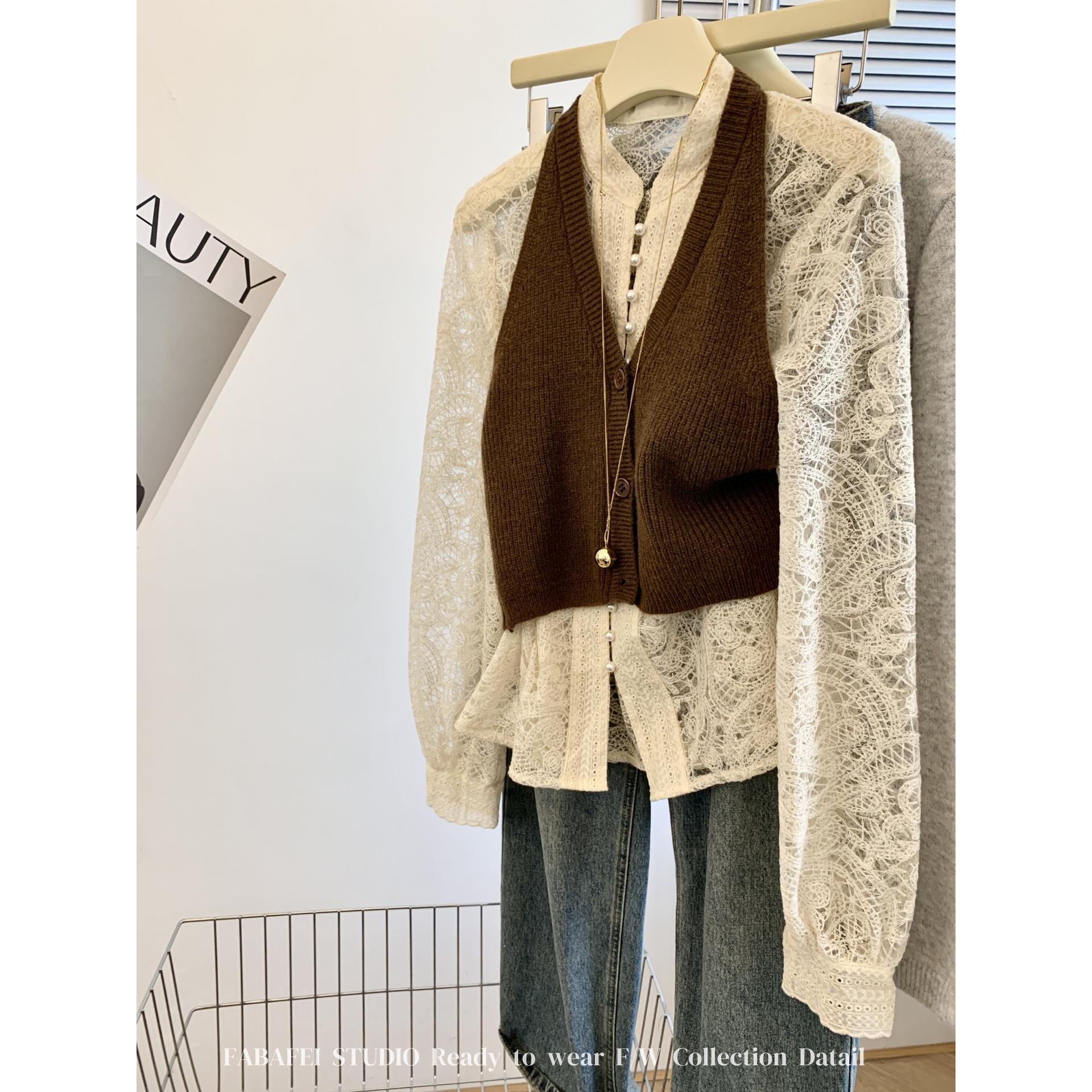 早秋穿搭一整套女辣妹挂脖咖色针织背心内搭镂空勾花蕾丝衫两件套
