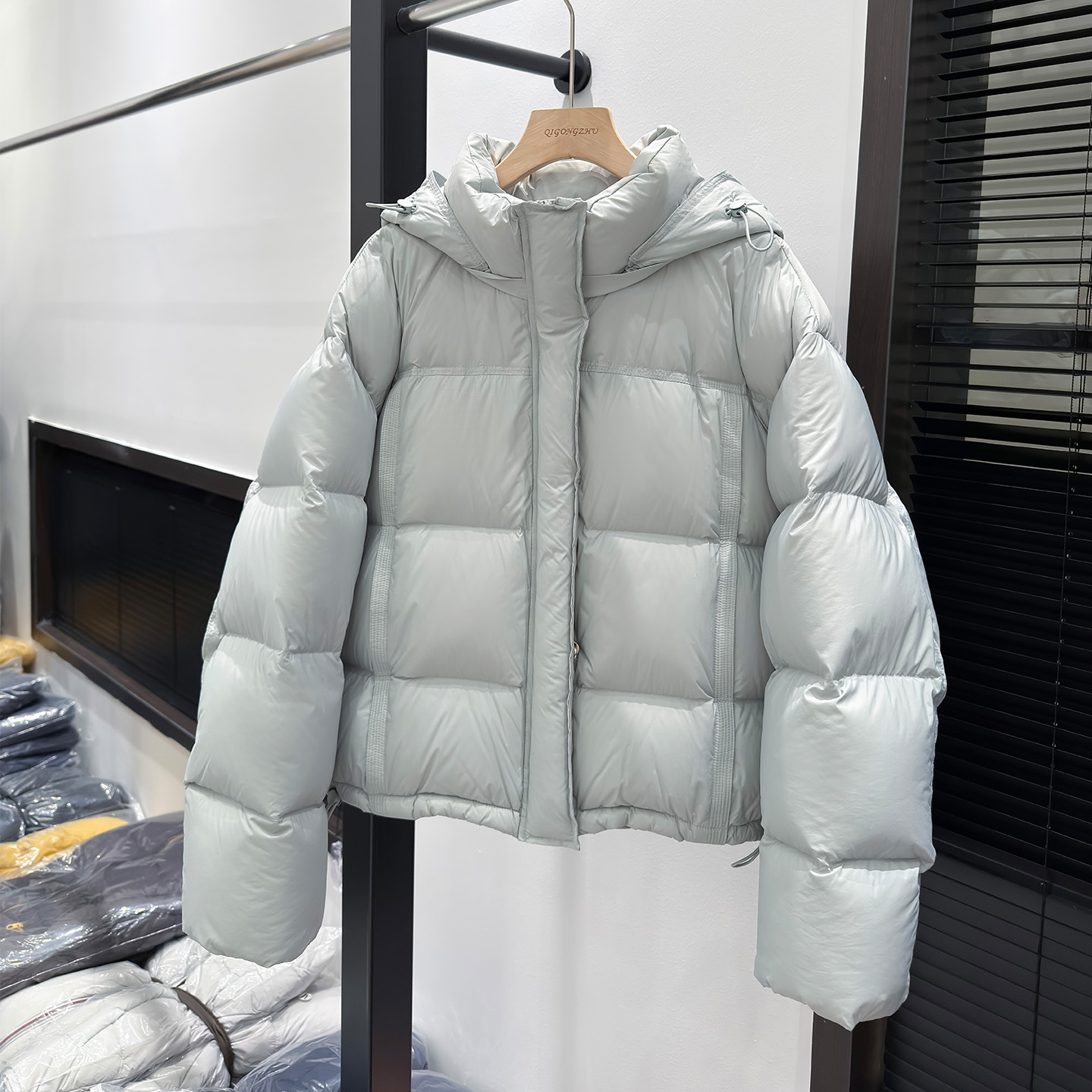 90白鸭绒可脱卸帽羽绒服女短款冬季外套2025新款冬装面包服羽绒衣