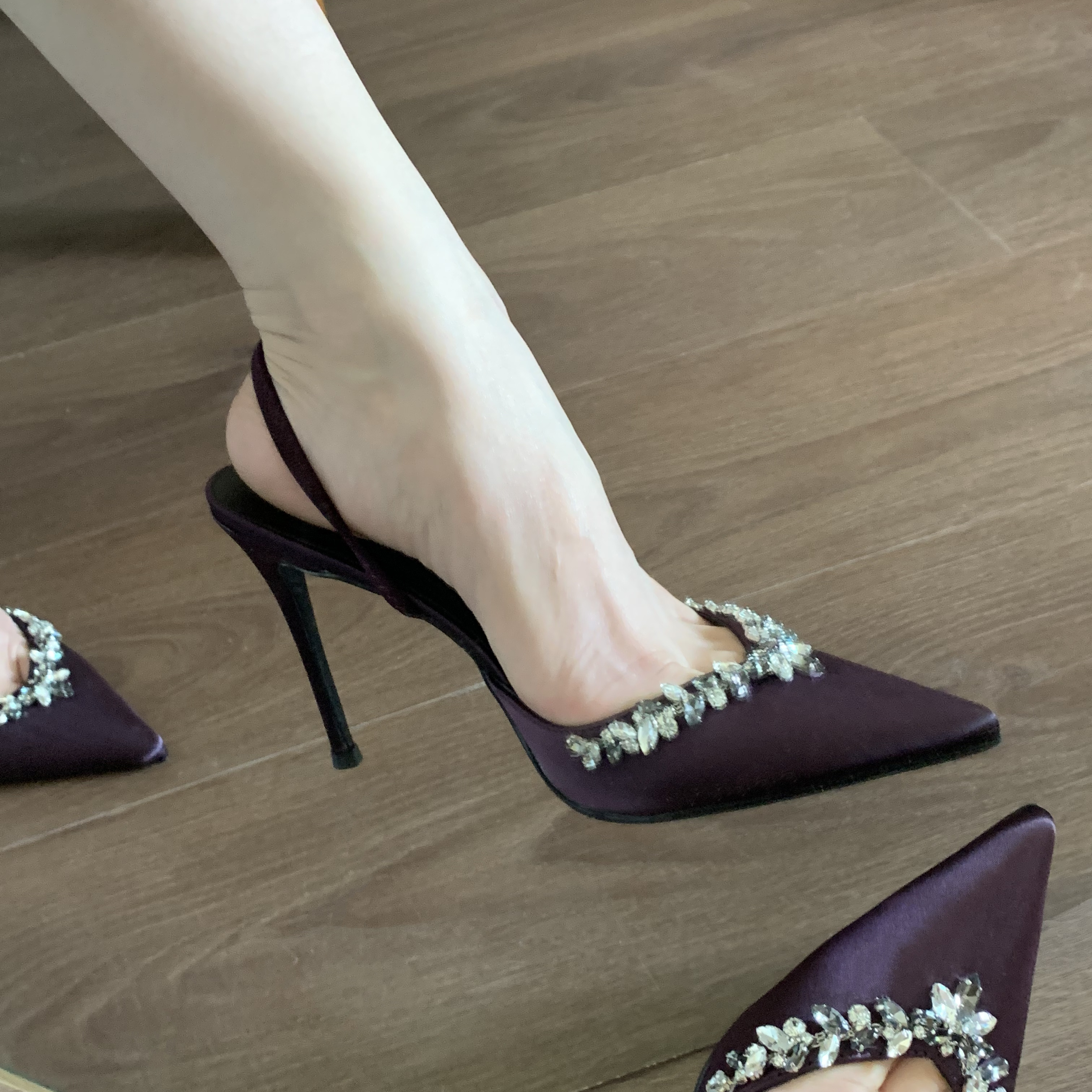 2025年春季新款尖头水钻一字带高跟细跟紫色绸缎浅口凉鞋凉拖俩穿
