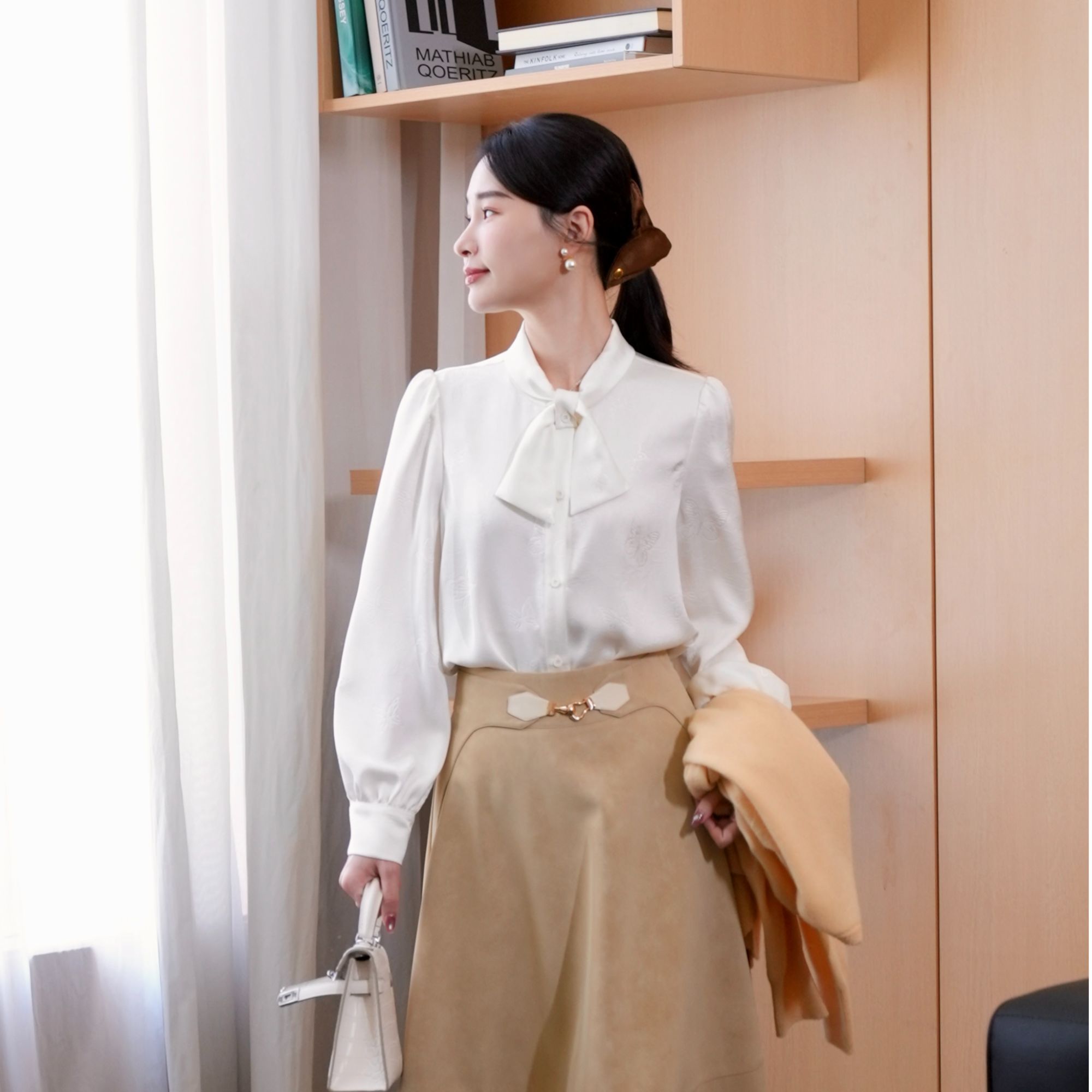 HELA AOMI“蝶印”缎面压花蝴蝶纹理感柔软亲肤泡泡袖显瘦衬衫