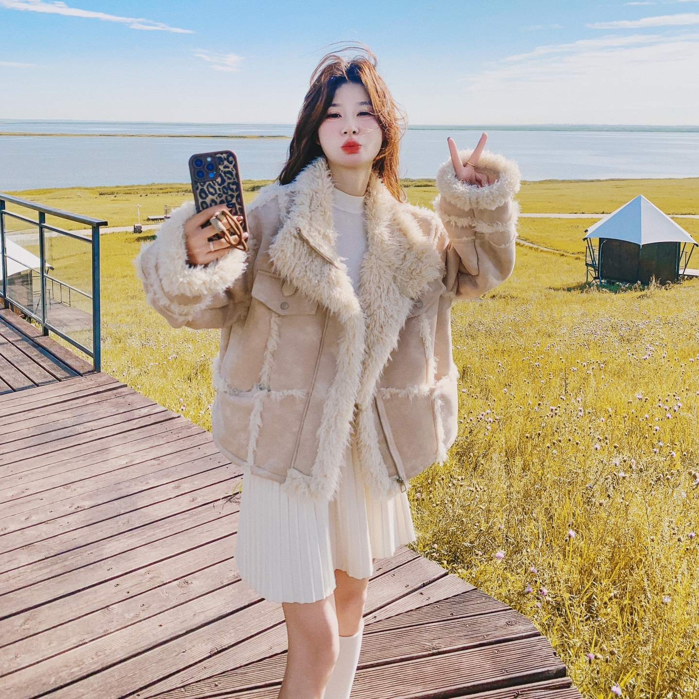 奶黄色麂皮绒羊羔毛短款外套女2025冬季新款时尚皮毛一体加绒棉服