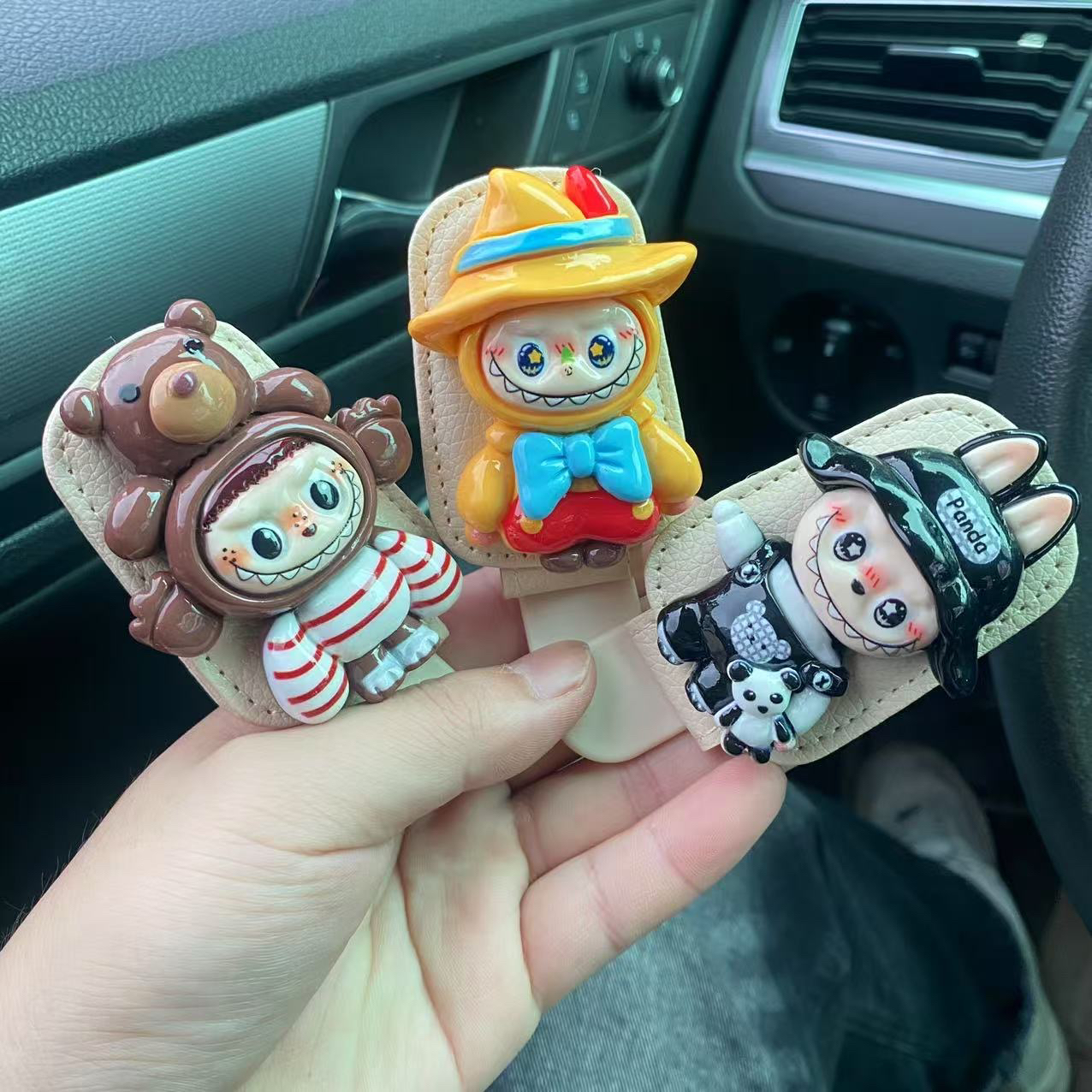 新款车载眼镜夹汽车遮阳板收纳夹眼镜架卡通个性车内太阳镜墨镜夹