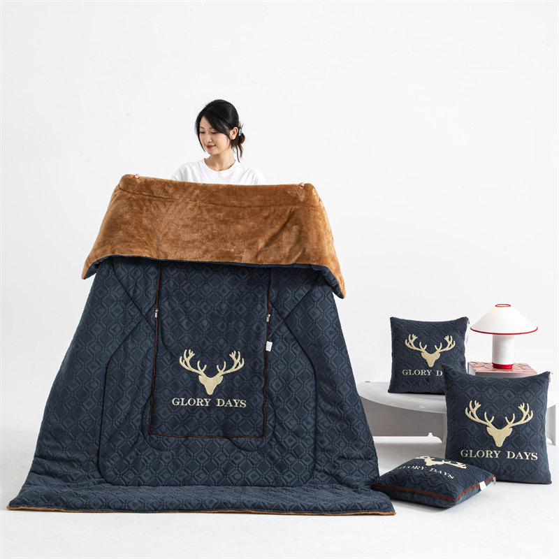 加厚雕花牛奶绒抱枕被子两用多功能折叠车载沙发午睡抱枕被加厚