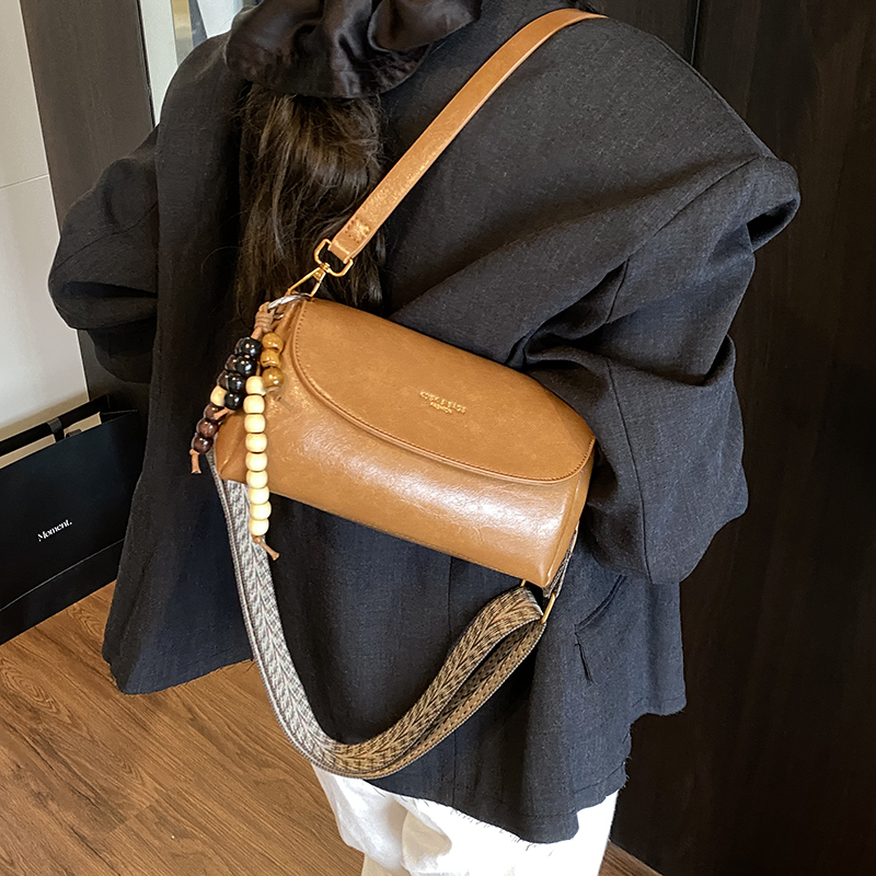 复古小包包女2025秋冬新款百搭小众设计单肩斜挎包流行软皮枕头包