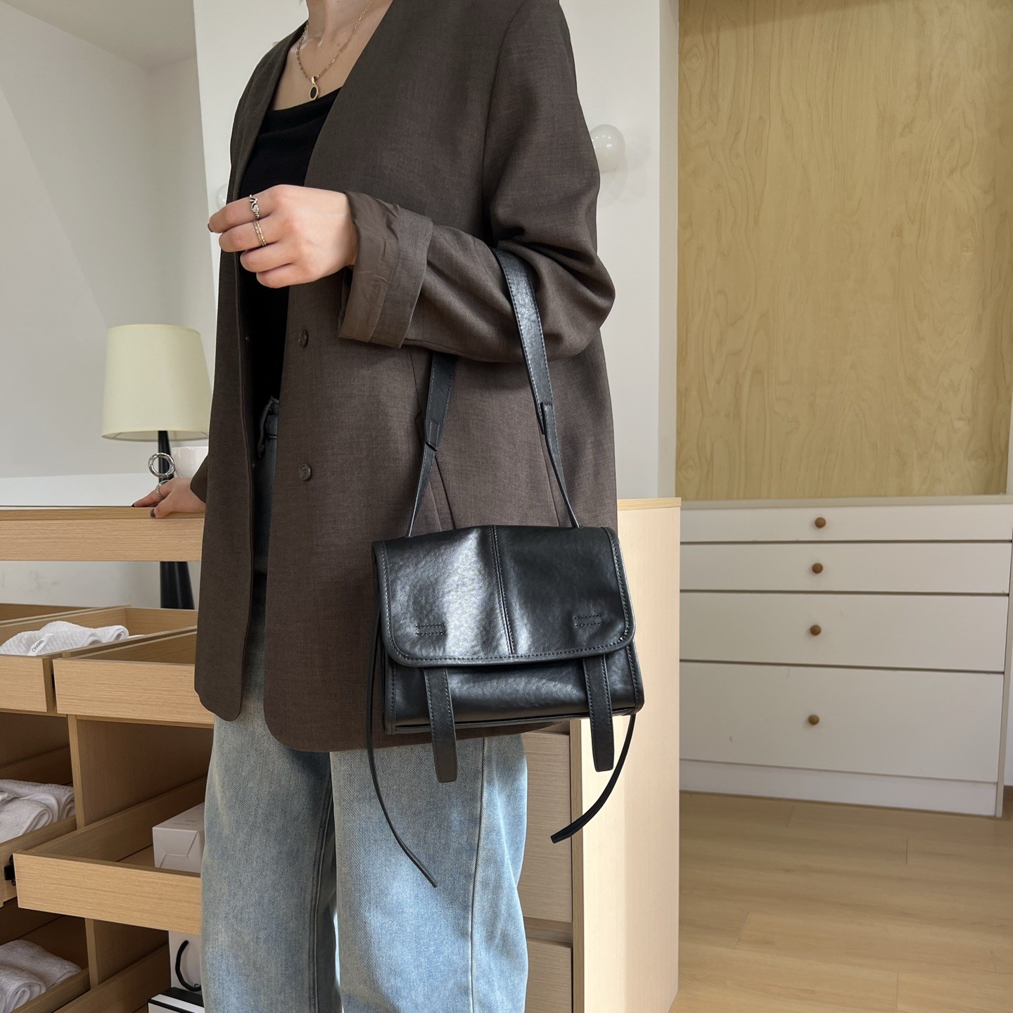 轻奢风磨砂牛皮大容量邮差包松弛感通勤复古休闲单肩斜挎真皮女包