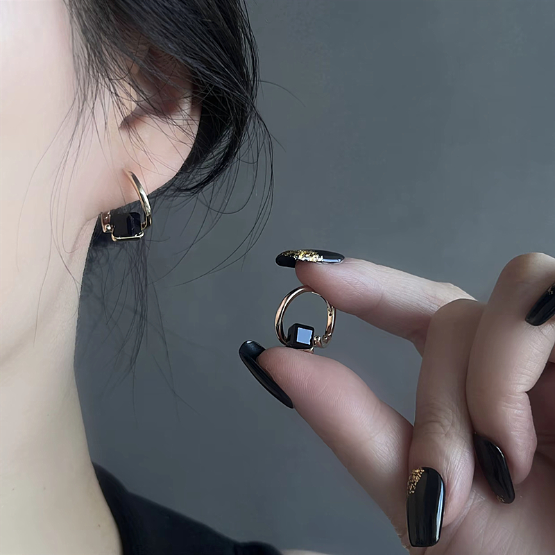 铜合金耳饰 港风高级感不规则黑色锆石耳扣精致时尚气质轻奢耳环