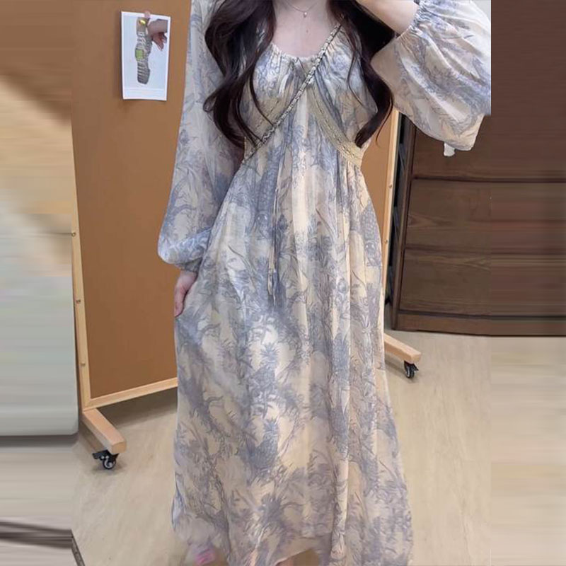 2025新款法式温柔风碎花长袖连衣裙子女早秋季小个子气质收腰长裙