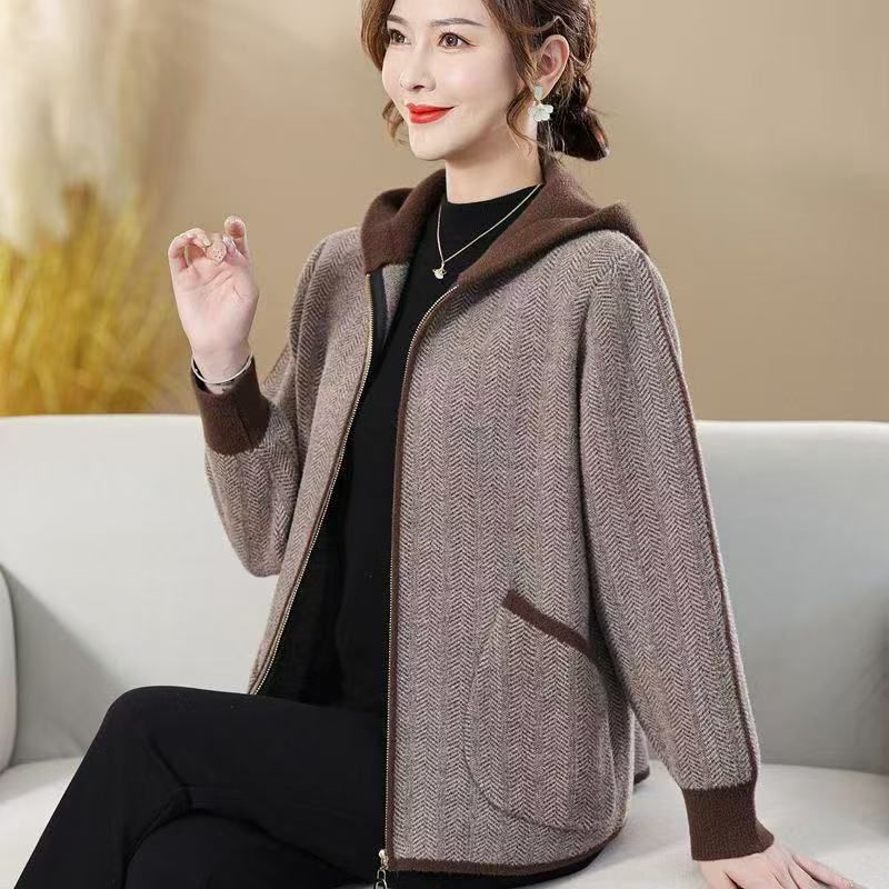 2025年新款妈妈连帽针织开衫女秋冬季厚款韩版宽松中老年毛呢外套