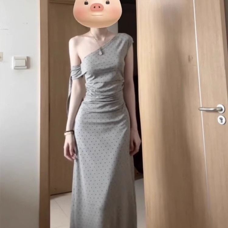 高级感灰色斜领露肩连衣裙设计小众2025夏季新款收腰修身气质长裙