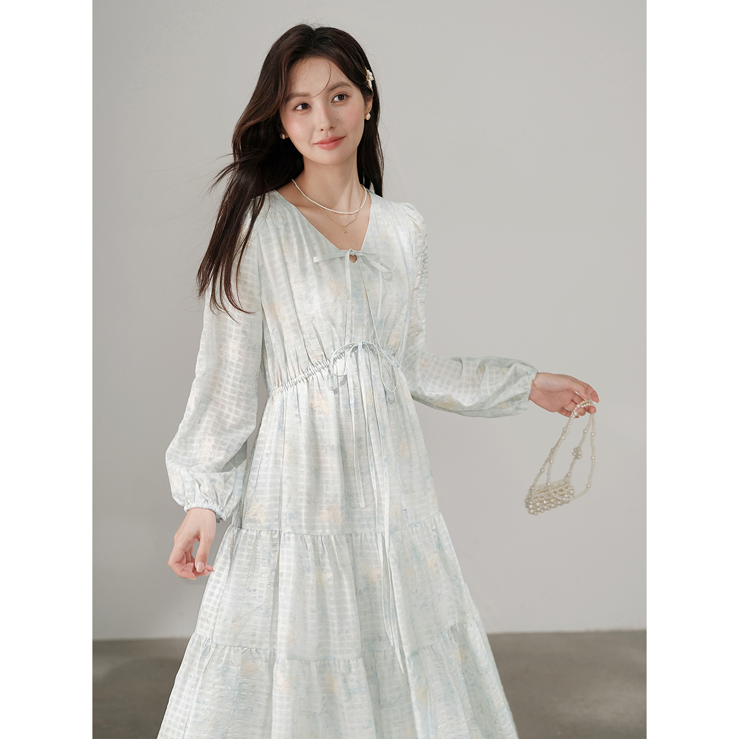 木易易 法式蝴蝶刺绣V领格纹连衣裙女秋季新款气质泡泡袖系带长裙