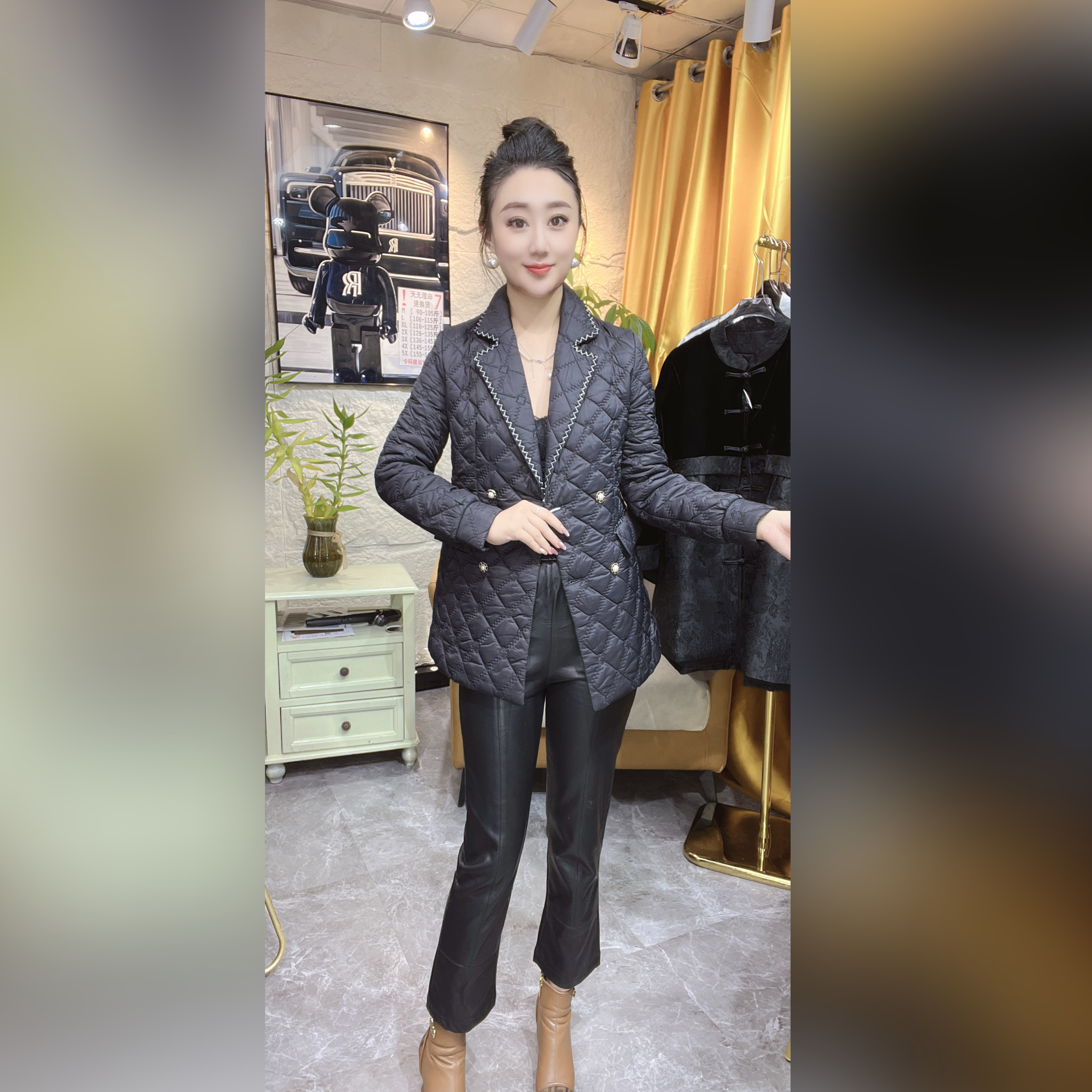 8811）雪颖家2025年新薄款修身型轻奢黑色外套棉服长袖排扣棉衣