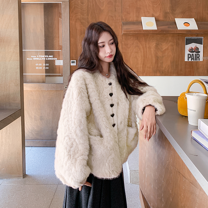 米白色软糯毛绒绒外套女冬独特漂亮加厚羊 羔毛皮毛一体短款棉衣