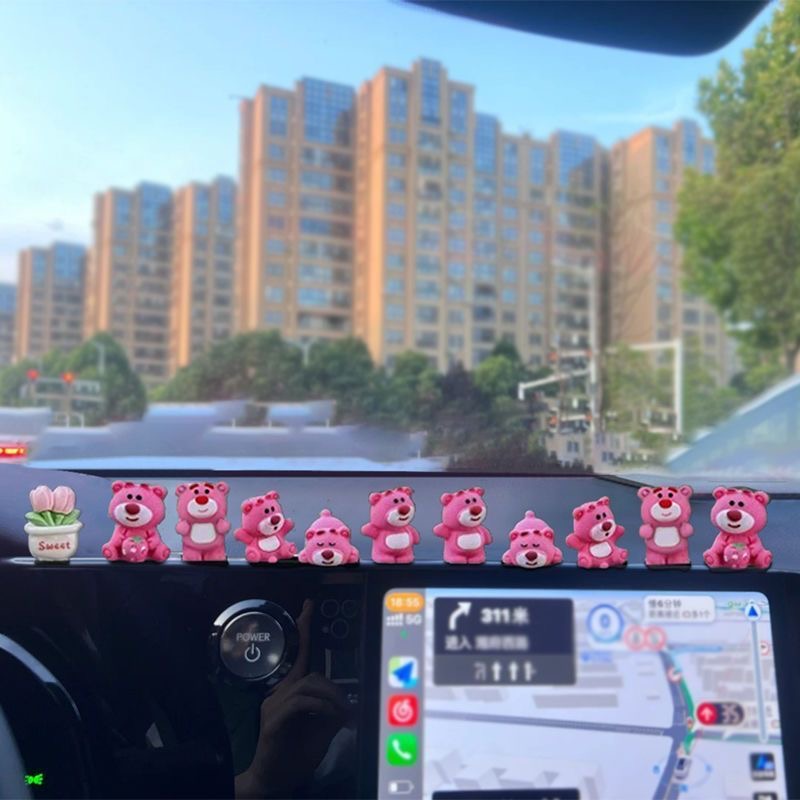 新款解压小公仔电动车汽车摆件可爱草莓熊中控台装饰摆件车内饰品
