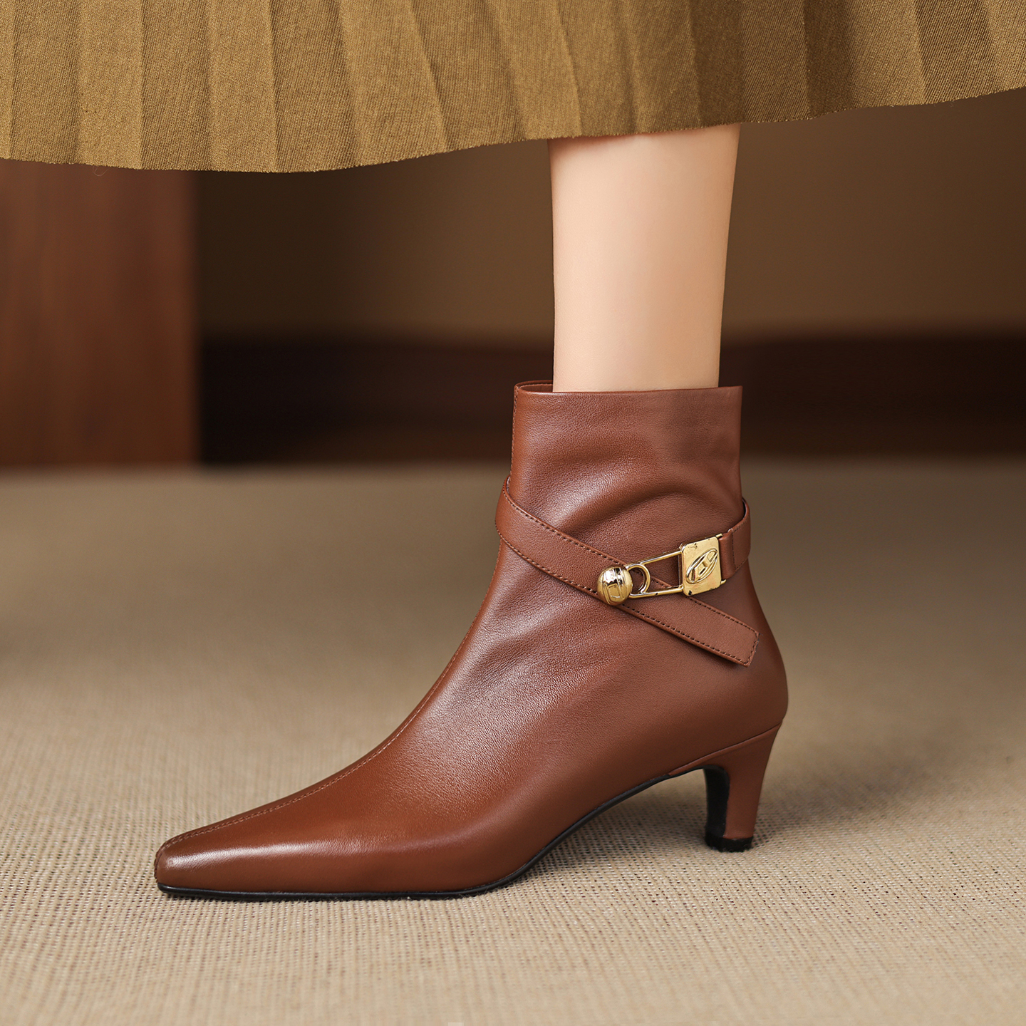 5cm小众设计金属扣短靴尖头真皮时尚气质单靴秋冬百搭高跟靴子女