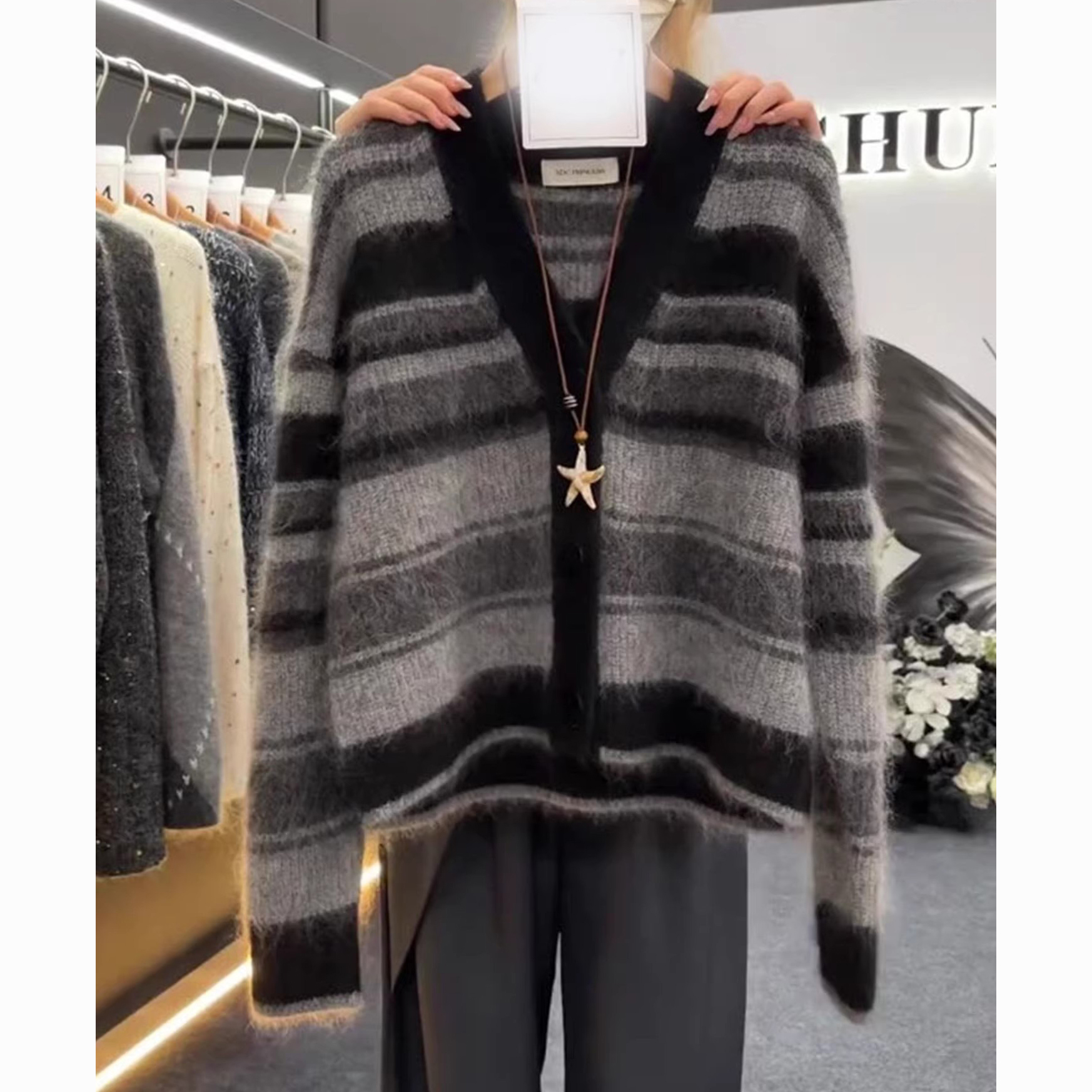 条纹V领时尚宽松毛衣2025年秋季女装新款韩系百搭休闲慵懒感上衣