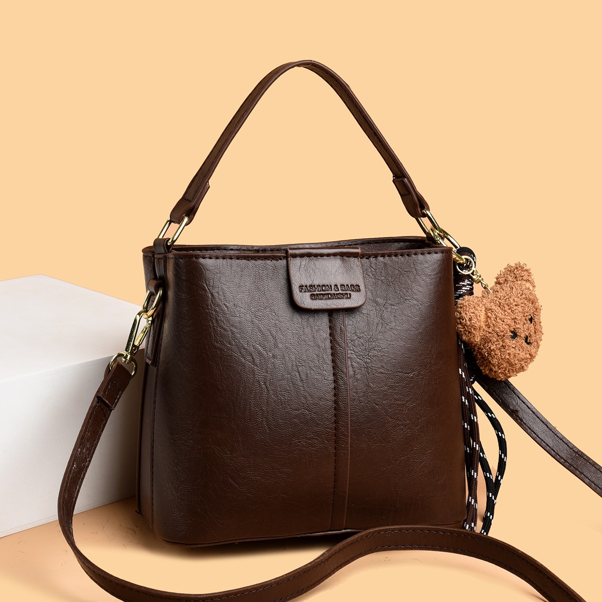 流行爆款手提水桶包女2025秋冬新款时尚复古单肩包小包包女新款