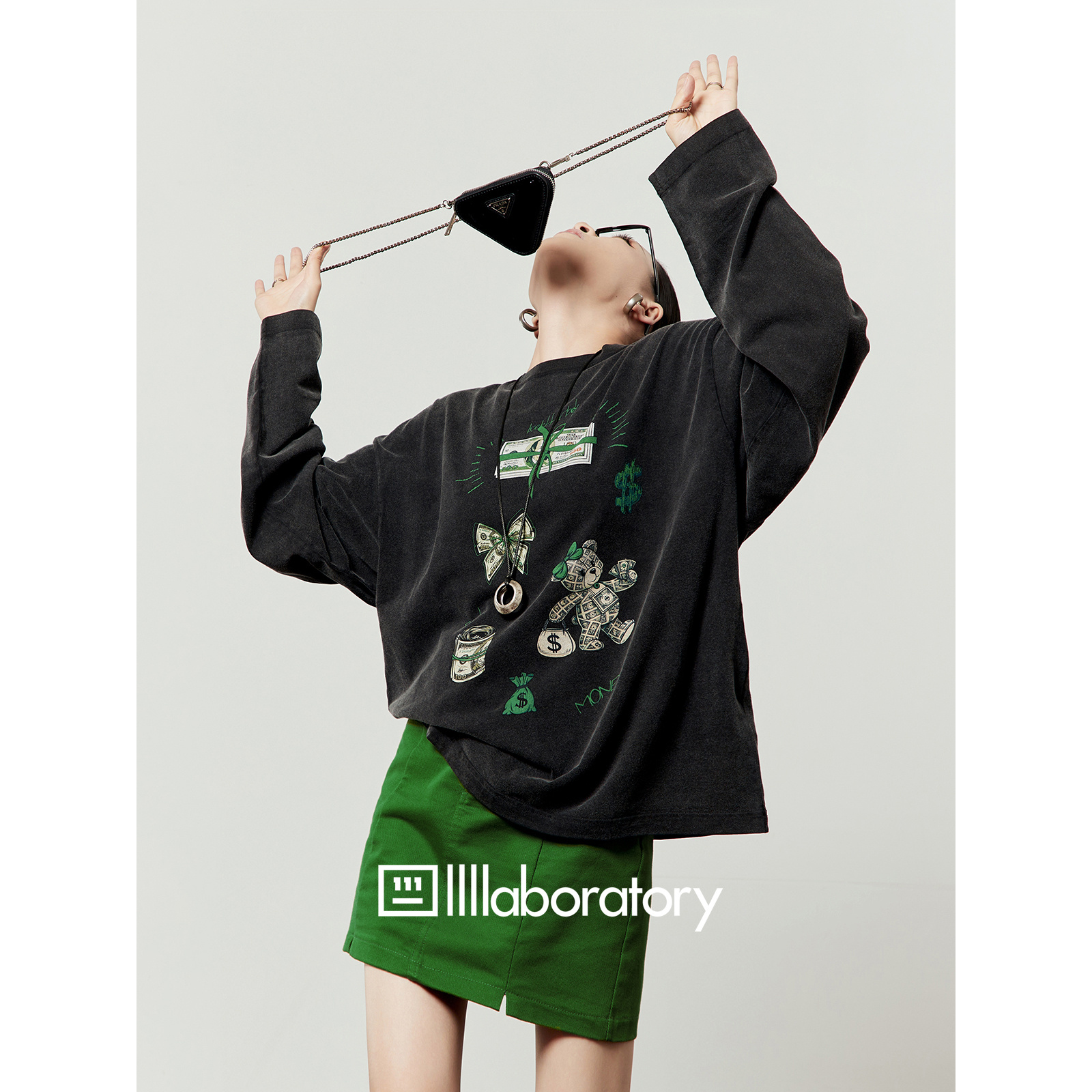 《美钞游戏》黑色T恤女2025秋季新款绿色小熊印花做旧宽松长袖