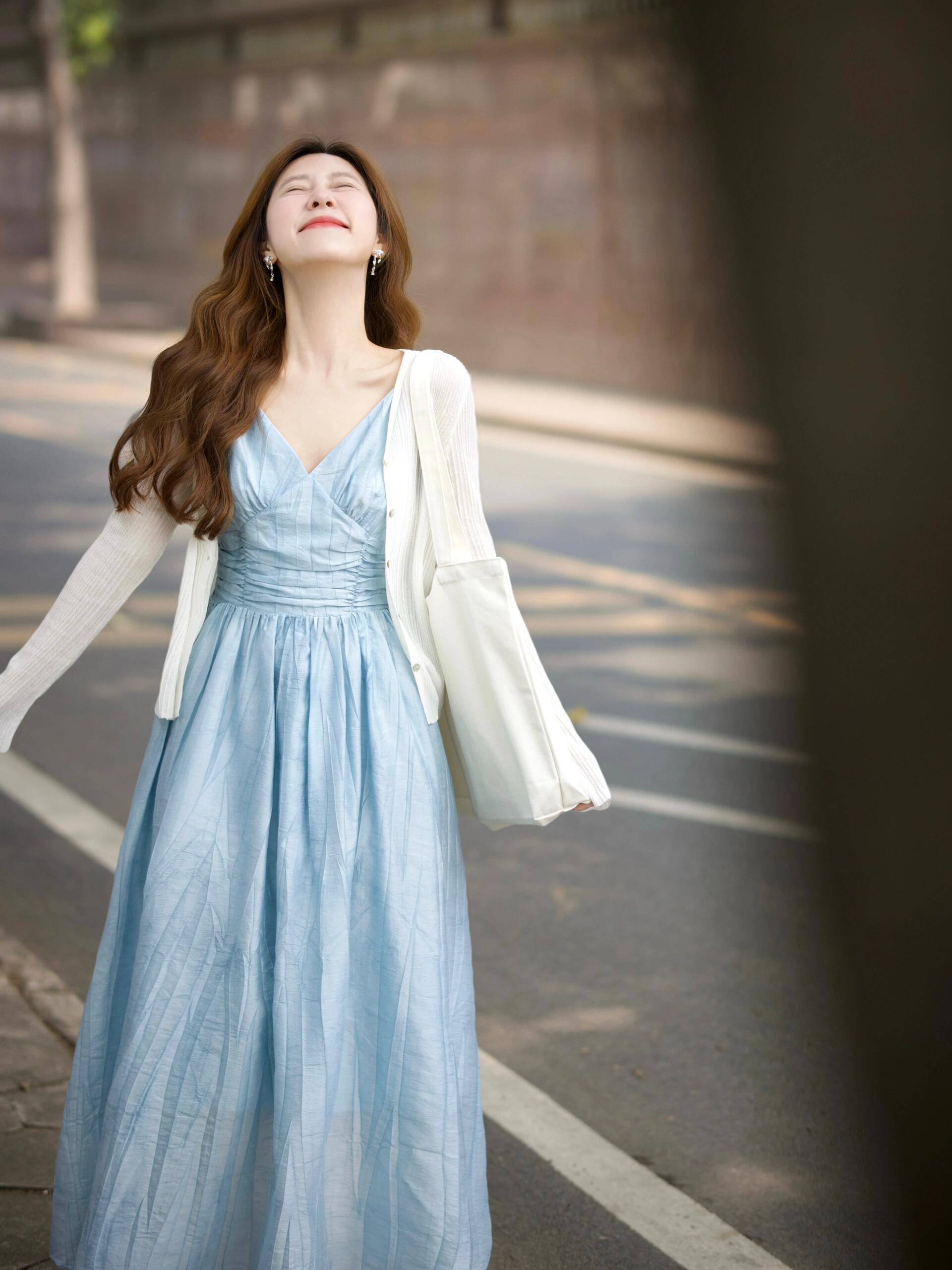 蓝色V领吊带连衣裙海边度假风显瘦长裙沙滩裙今年流行漂亮套装裙