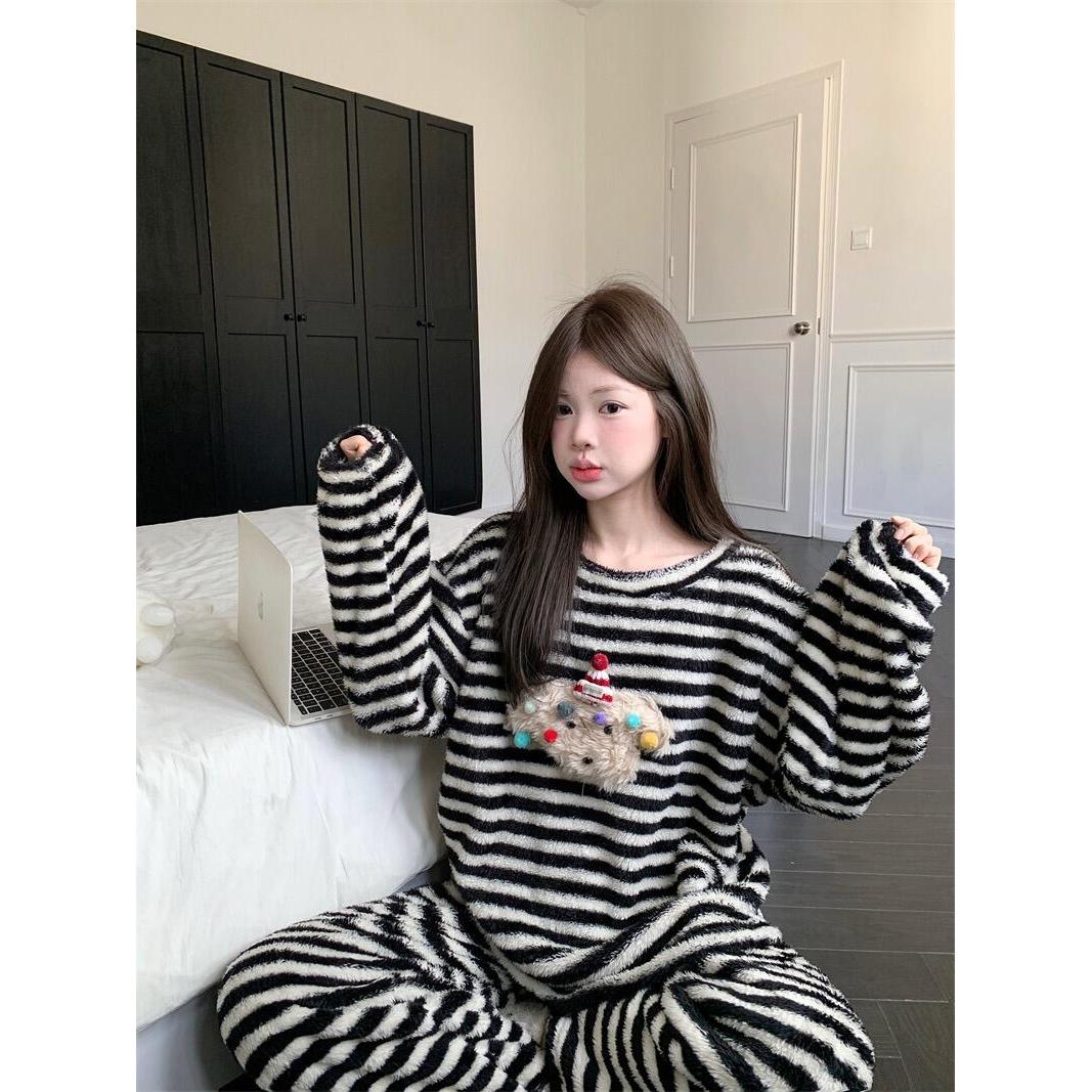 可爱小狗撞色条纹法兰绒睡衣女款冬季新款宽松加厚保暖家居服套装