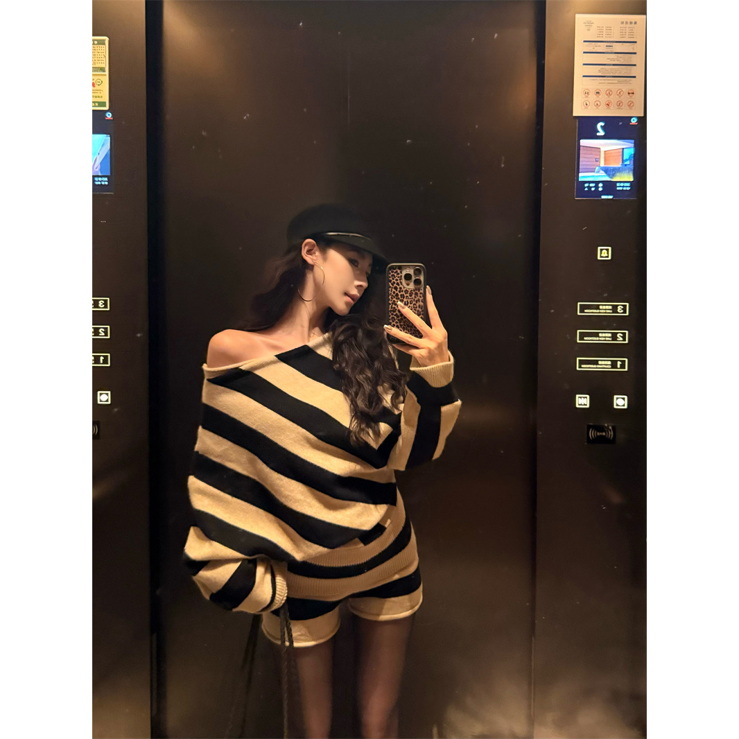 复古撞色条纹斜肩长袖套头毛衣女秋季休闲套装针织直筒短裤两件套