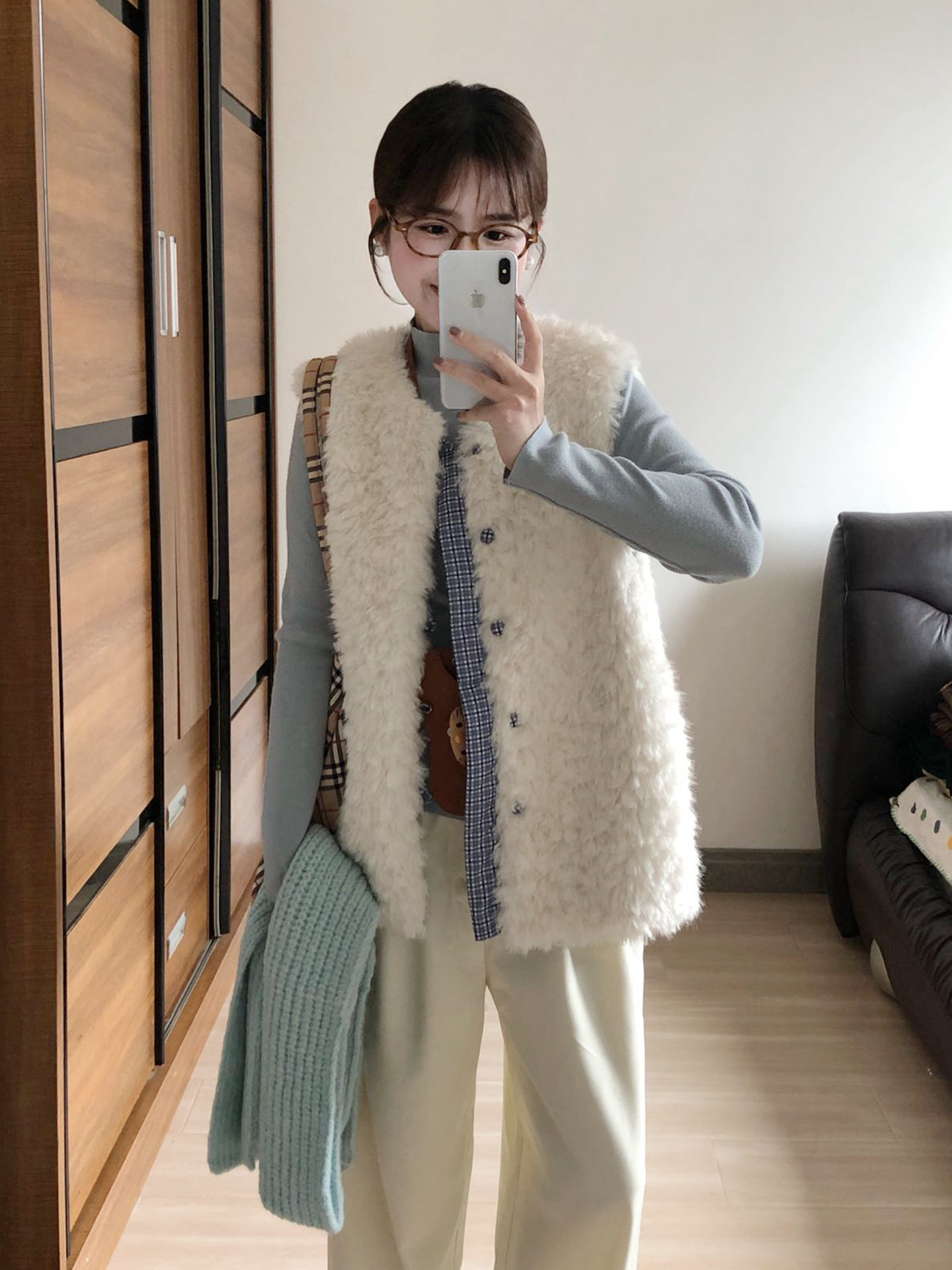 秋冬新款百搭羊羔毛绒无袖马甲女舒适保暖休闲风无外穿温暖马夹