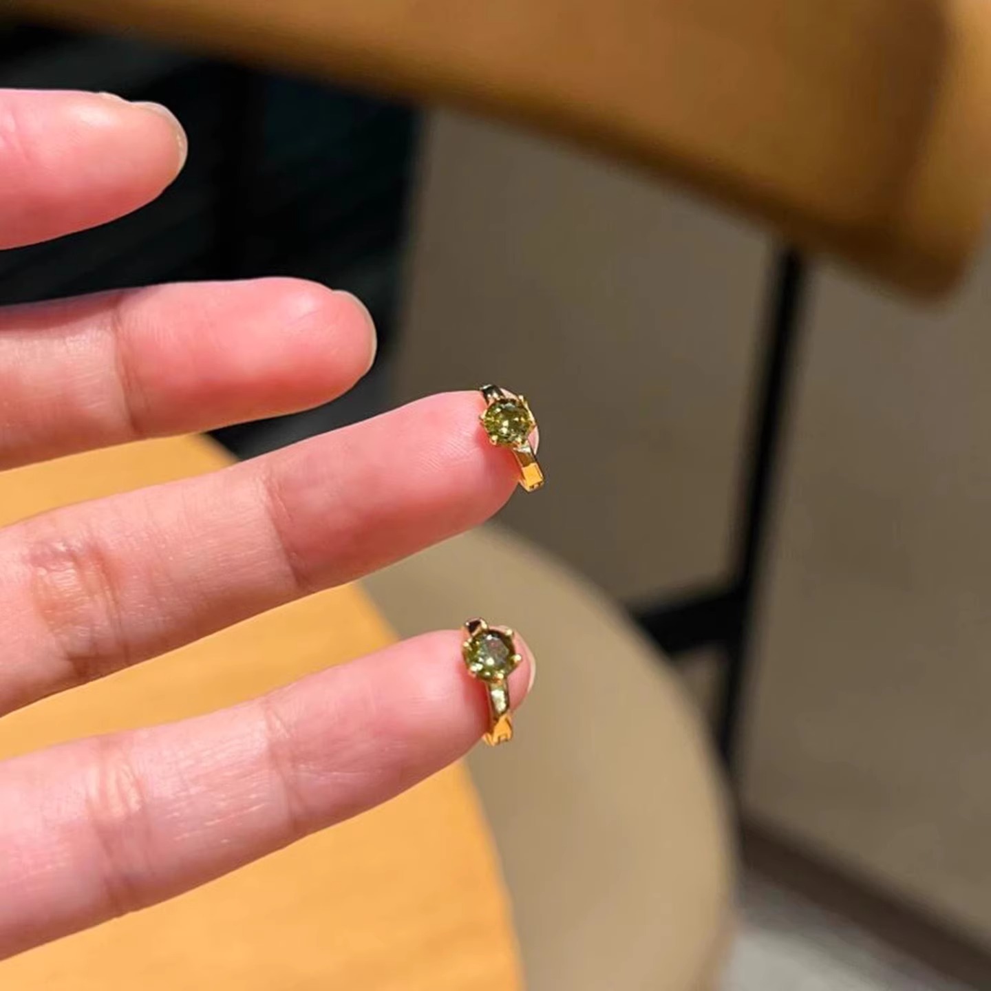 铜合金锆石耳饰 清冷感橄榄绿仿锆石耳扣2025新款爆款高级感耳环