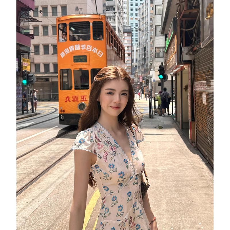 法式纯欲风深V印花收腰A字连衣裙秋季新款甜辣妹度假风修身短裙女