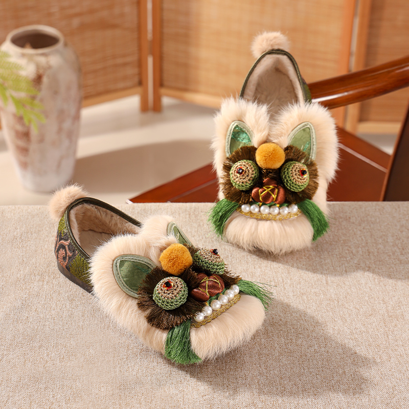 冬季新款复古加绒保暖女士平底纯手工棉鞋新中式一脚蹬绣花虎头鞋