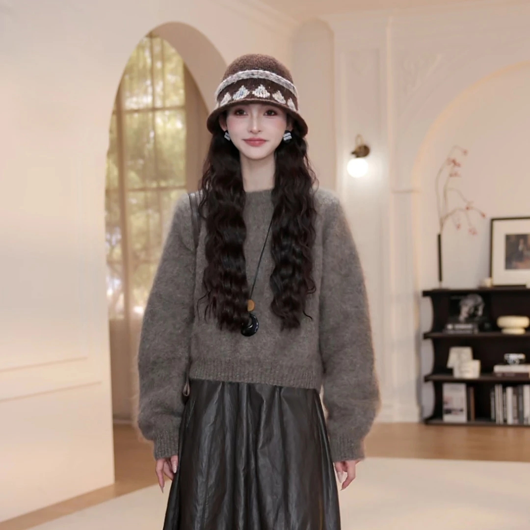 【现货】咖色圆领毛衣女秋季宽松显瘦长袖慵懒风针织衫+皮裙套装