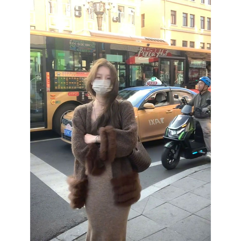 INS CEC慵懒风复古毛茸茸拼接毛衣外套内搭收腰吊带连衣裙套装