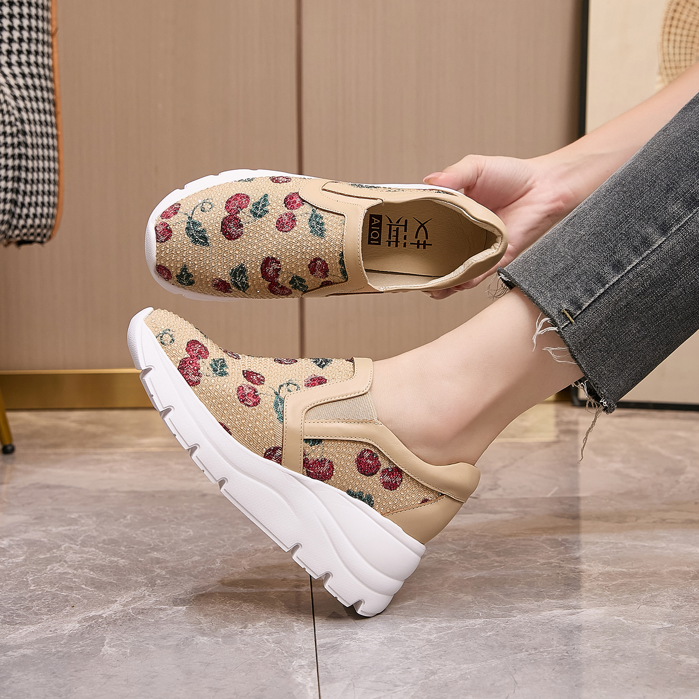 艾淇 新品春秋妈妈鞋时尚百搭软底民族风增高6.5厘米一脚登女鞋