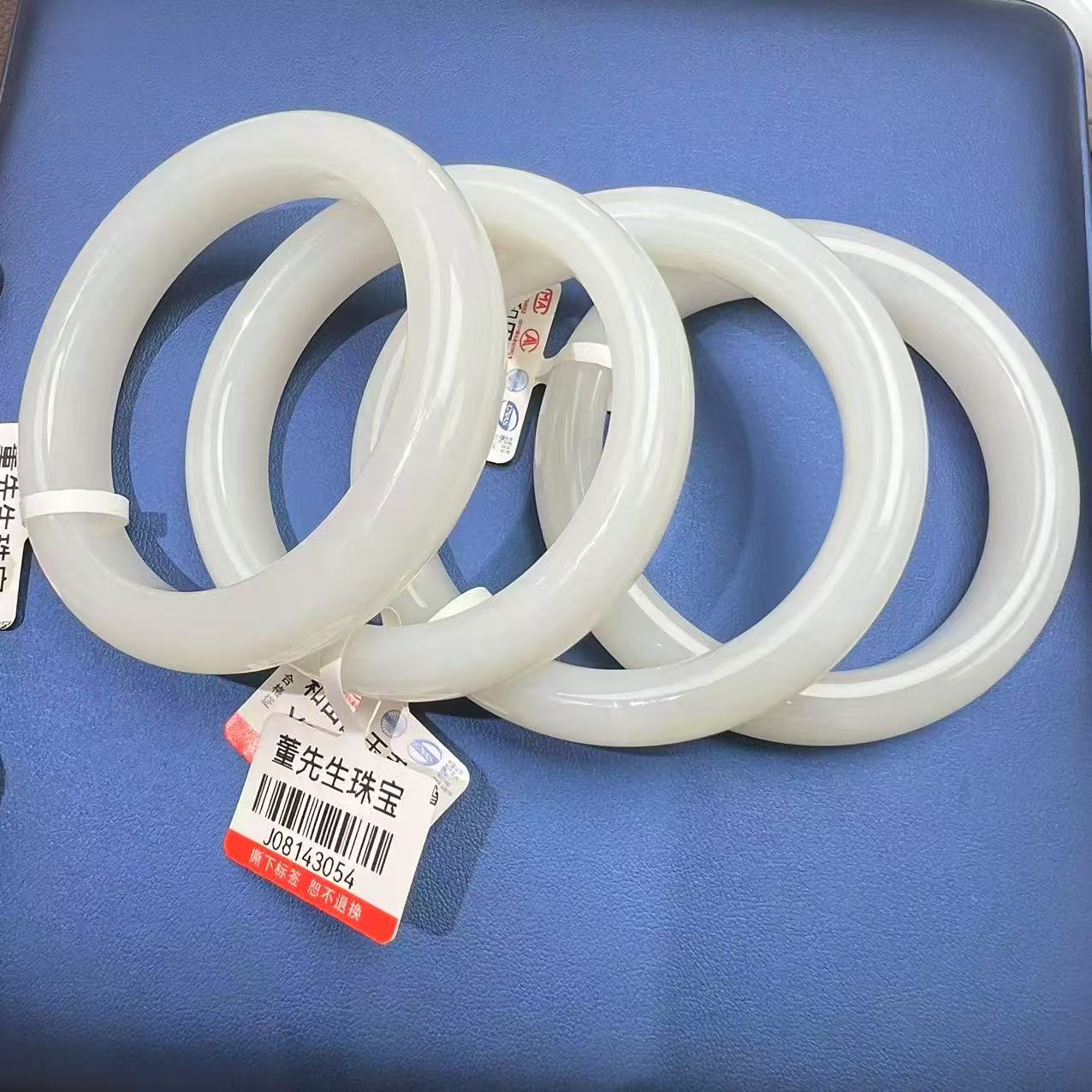 新疆老料大码大口径天然羊脂玉手镯和田白玉石手镯子多样性发其一