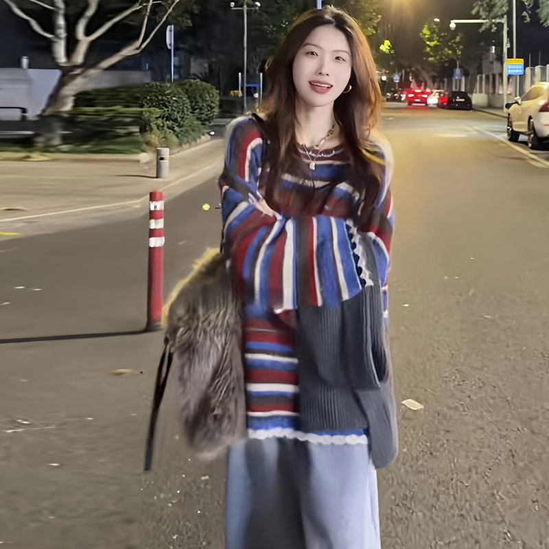 兹伊翰【圣诞系列】时尚撞色条纹设计针织衫女2025冬季新款显瘦毛衣