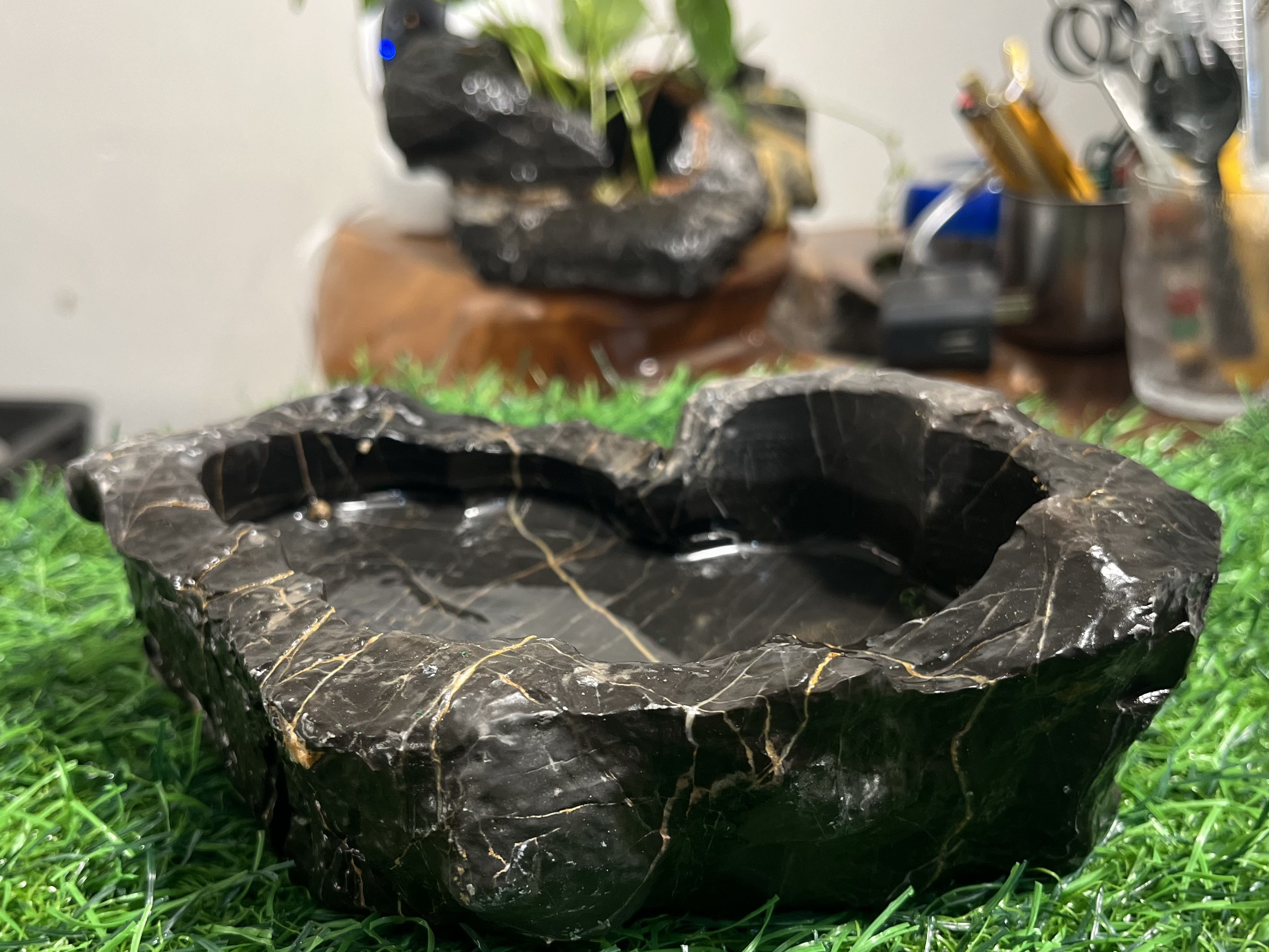 精美奇石花盆打造独特园艺景观