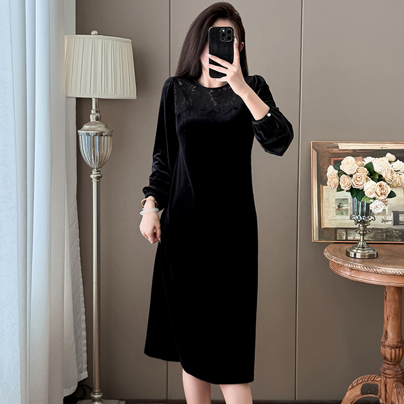 大码黑色蕾丝拼接丝绒连衣裙2025秋冬新款时尚气质减龄显瘦小黑裙