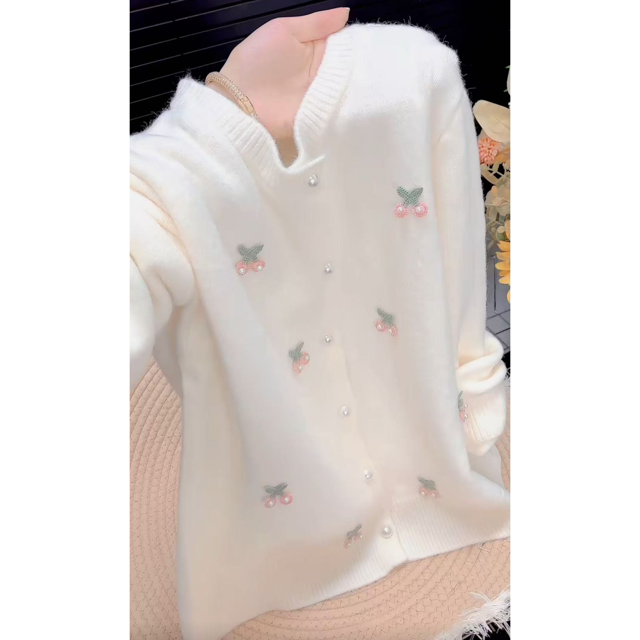 今年流行穿搭2025早秋新款温柔风樱桃装饰设计百搭甜美毛针织衫