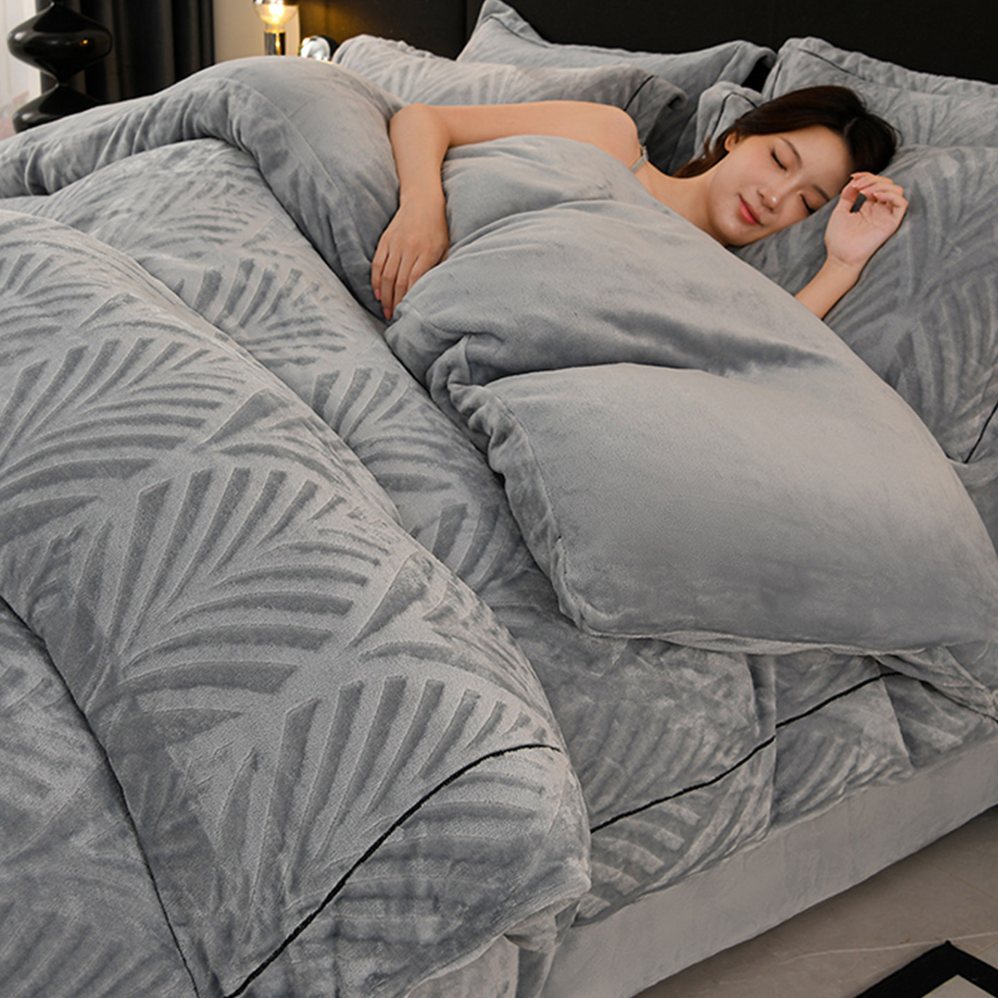 灰色雕花牛奶绒四件套2025新款冬季双面加厚宝宝绒珊瑚绒被套床单