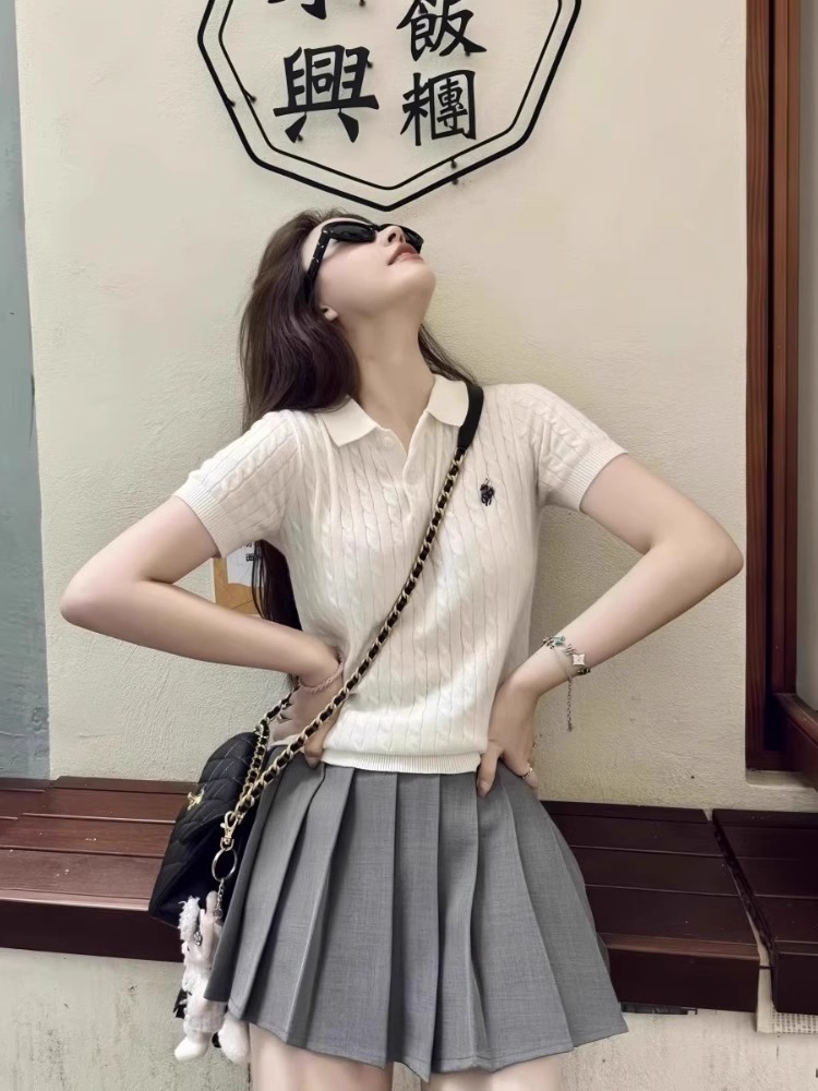 夏季正肩Polo领短袖T恤女装2025新款爆款配百褶半身裙的白色上衣