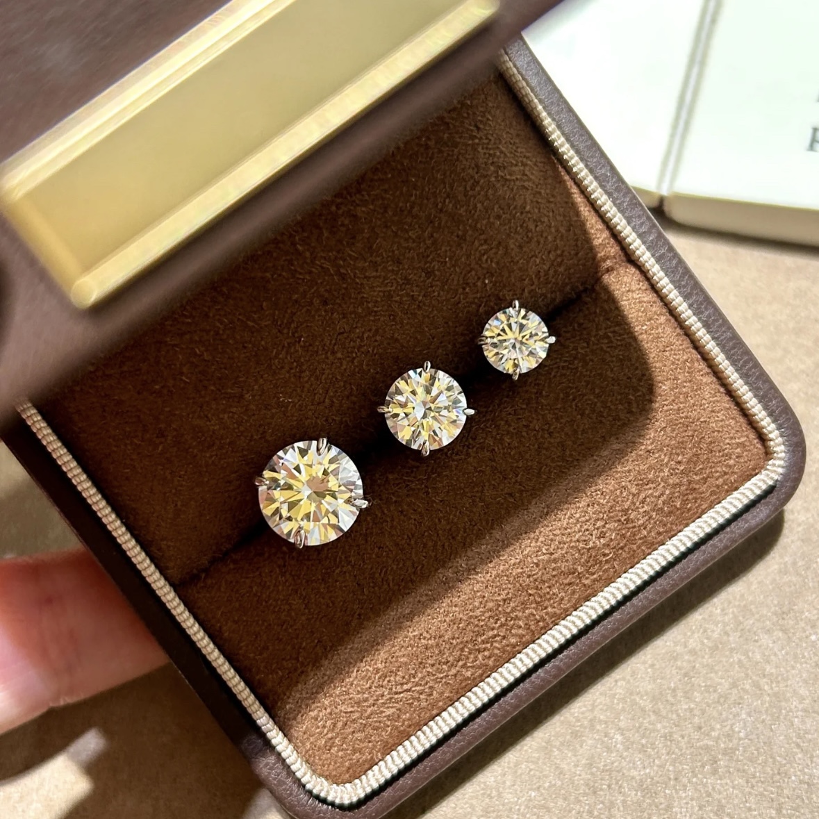 铜合金耳饰 刘浩存同款D色莫桑石四爪耳钉轻奢小众小巧精致百搭