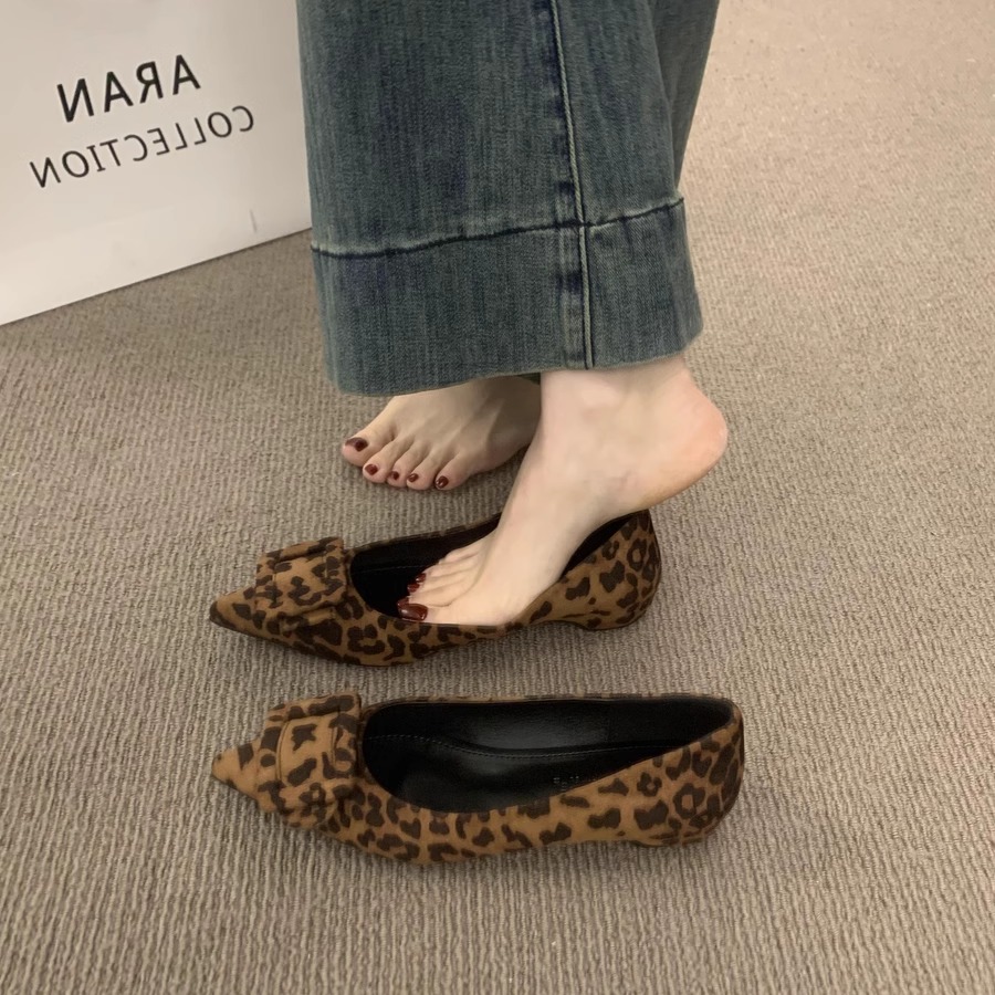 葡萄妈秋季高级感浅口尖头方扣瓢鞋女百搭不累脚豹纹鞋子低跟单鞋