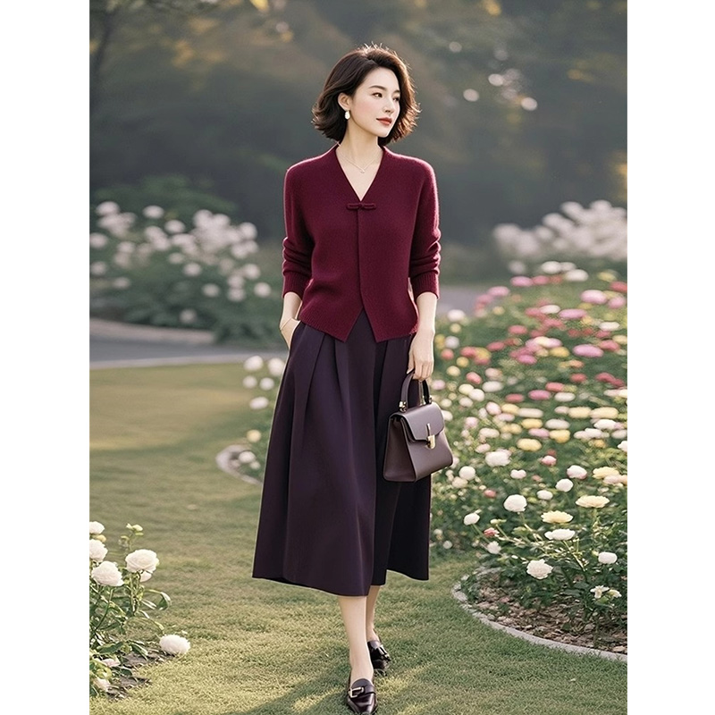 2025秋季新款时尚新中式国风设计感红色V领针织衫半身裙两件套装